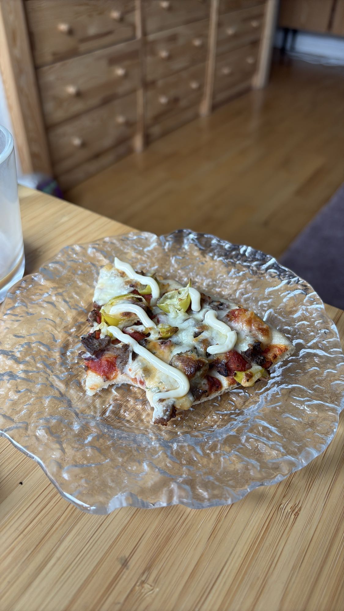 Köttpizza med majonnäs