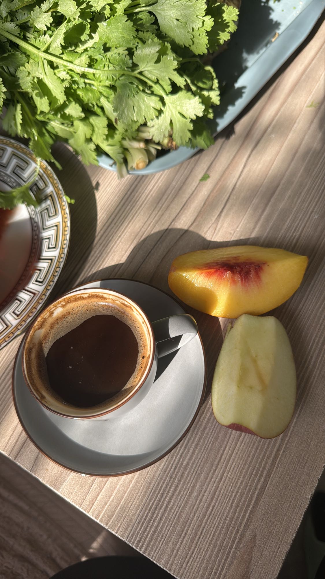 Фрукты и кофе