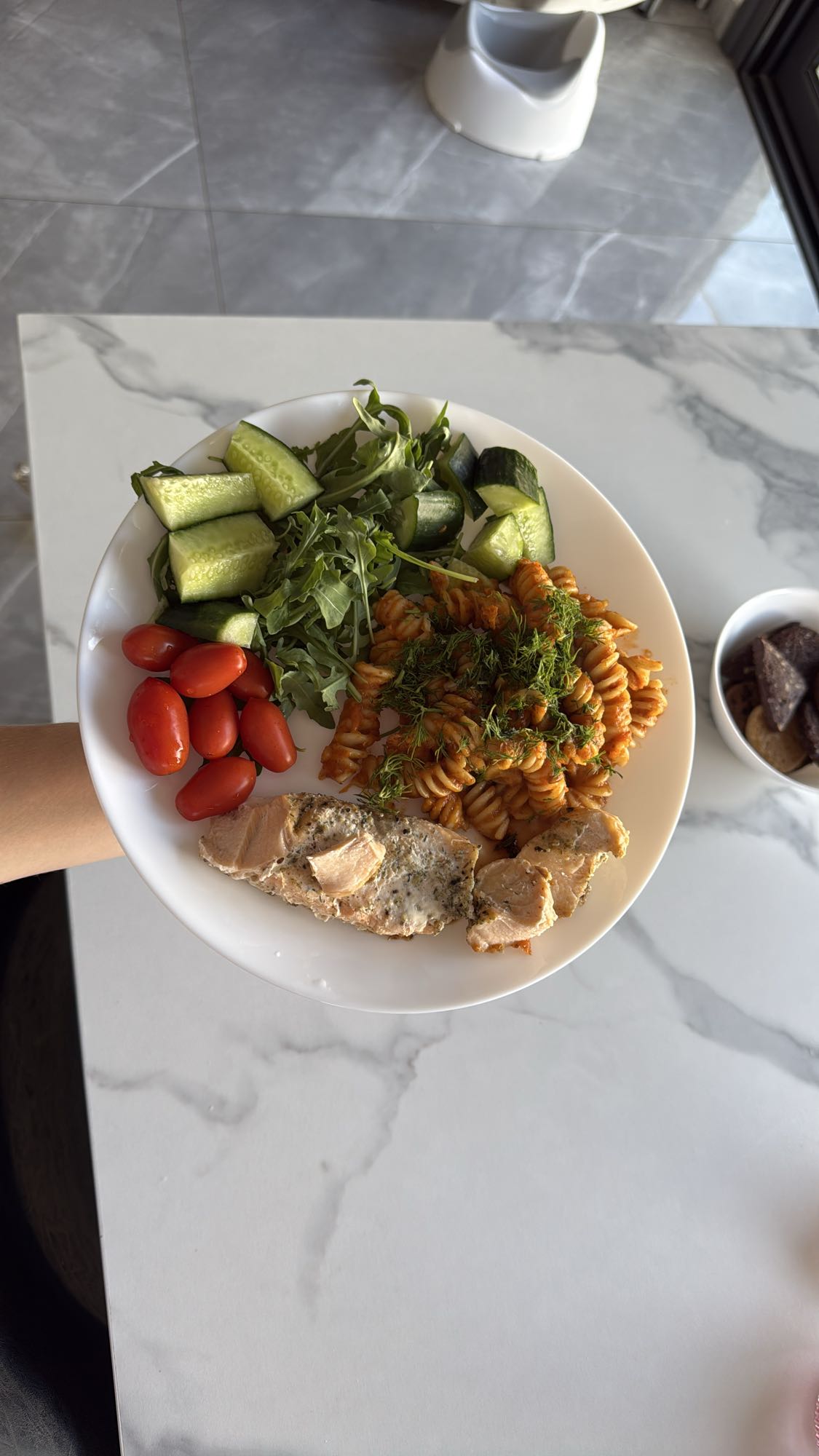 Паста с лососем и салатом