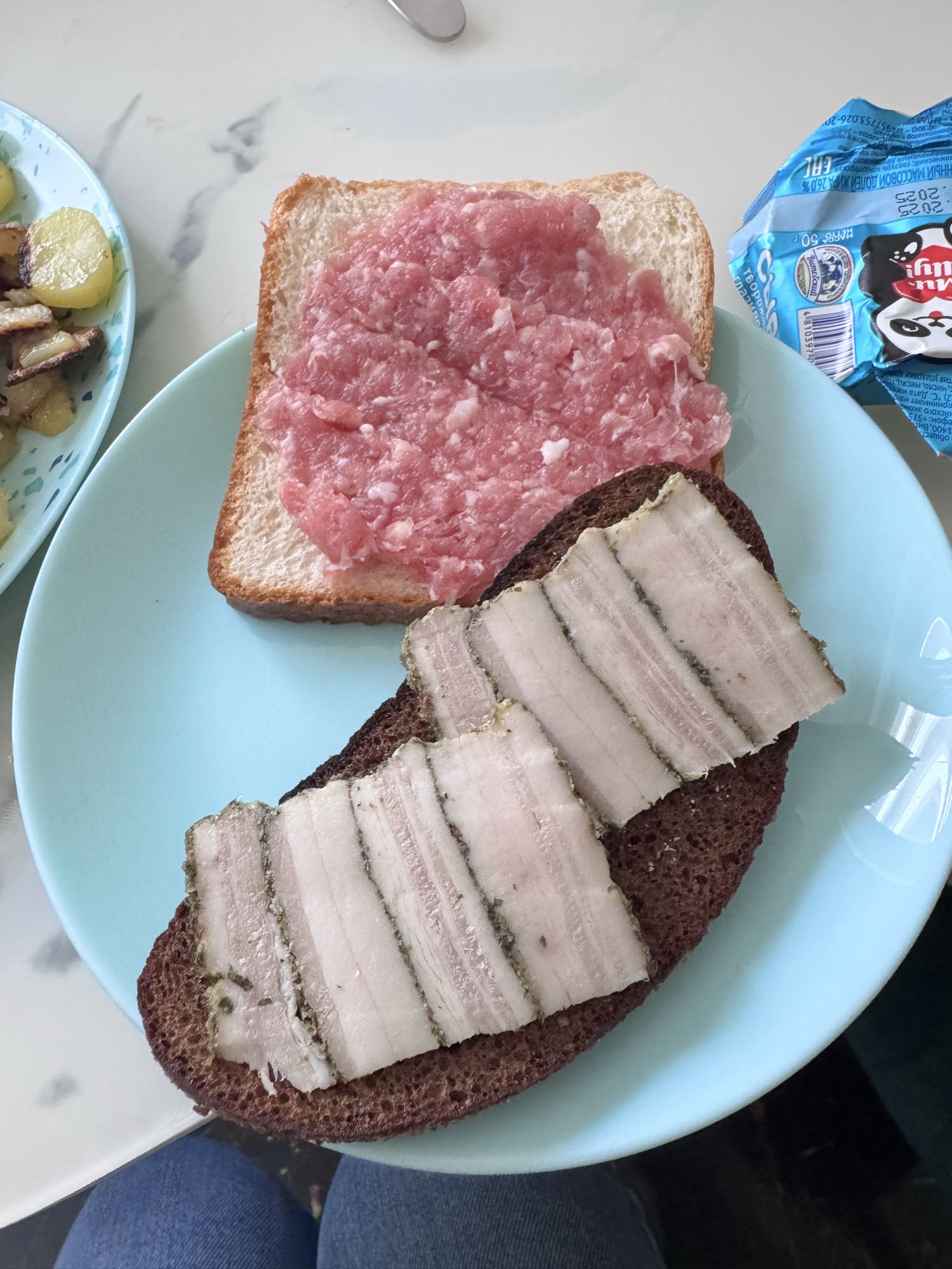 Бутерброды с салом и фаршем