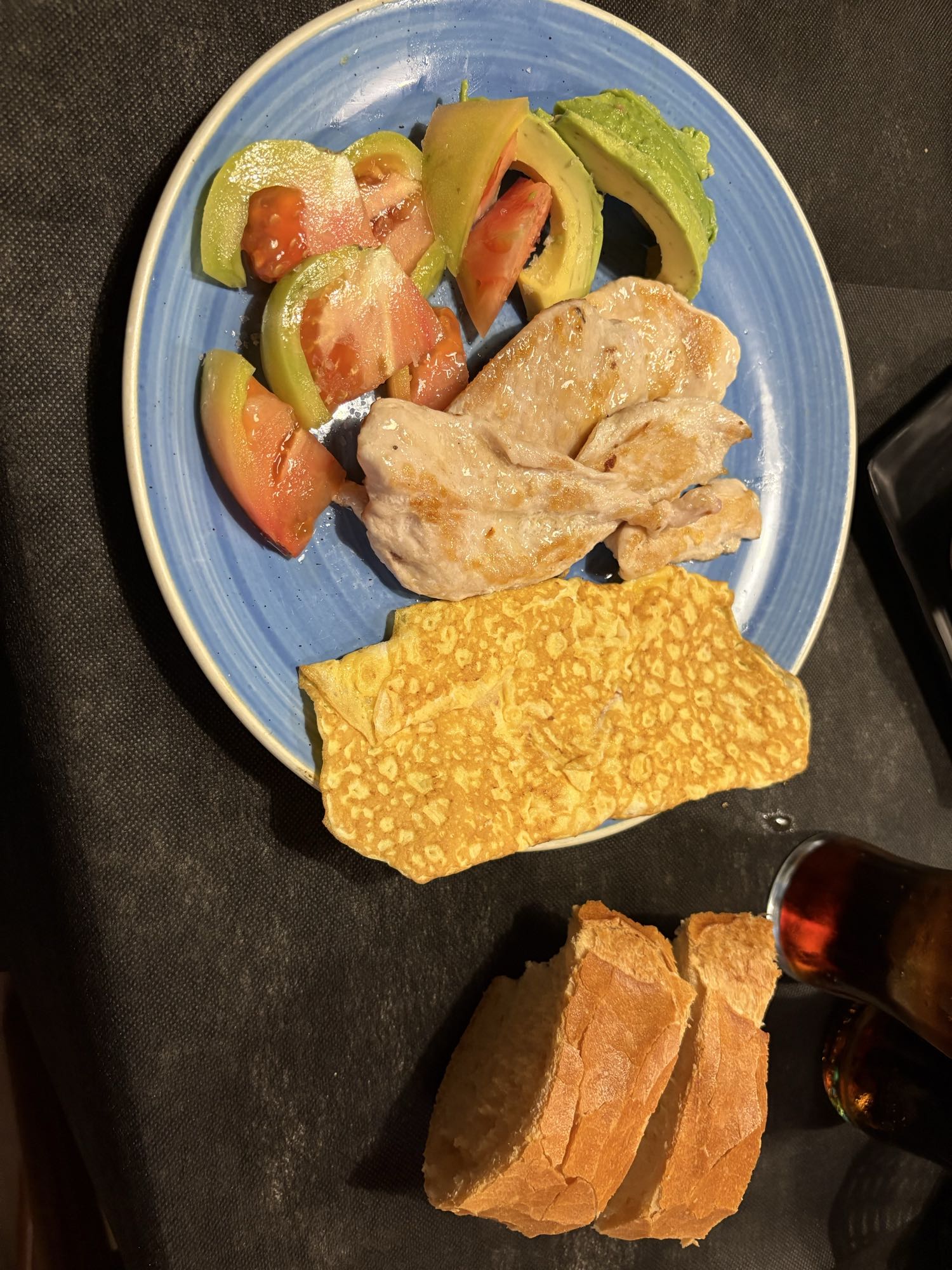 Pollo con ensalada y pan sin relleno