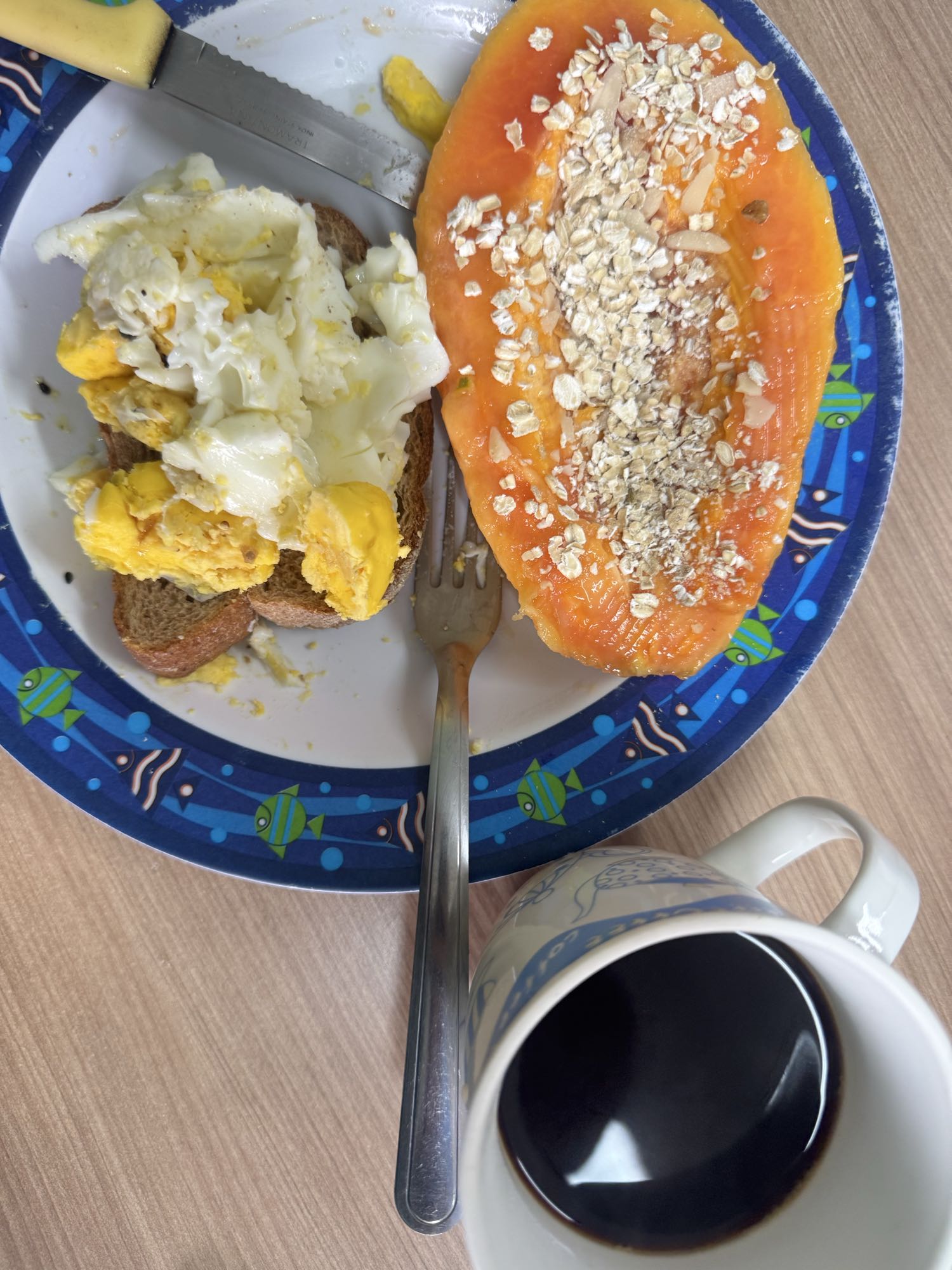 Café com mamão e ovos