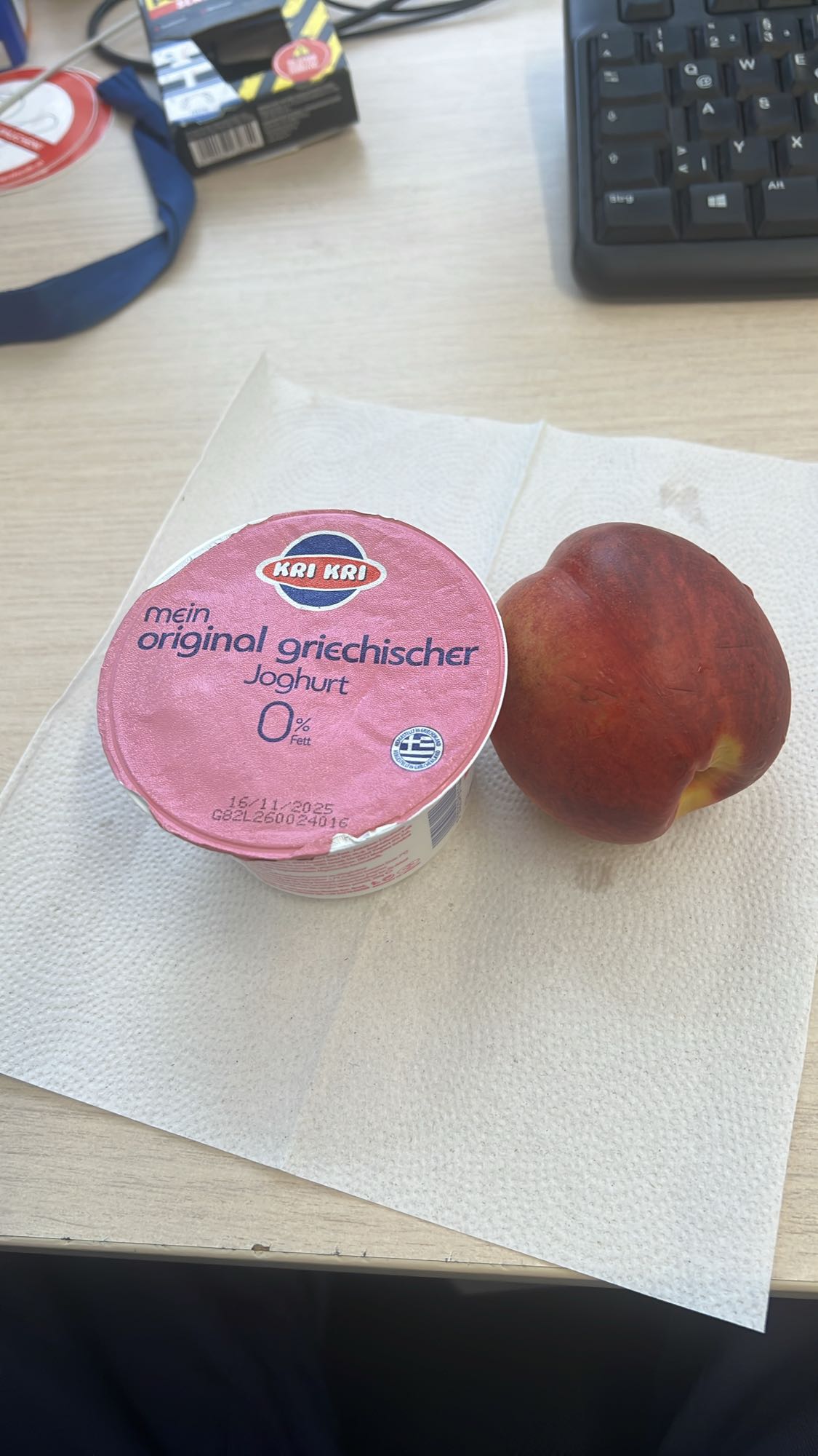 Jogurt grecki i brzoskwinia