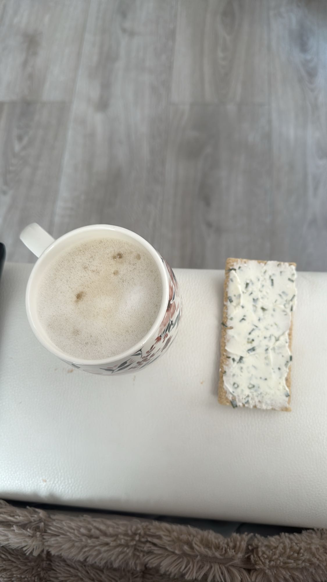 kawa z mlekiem i chrupkie z serkiem