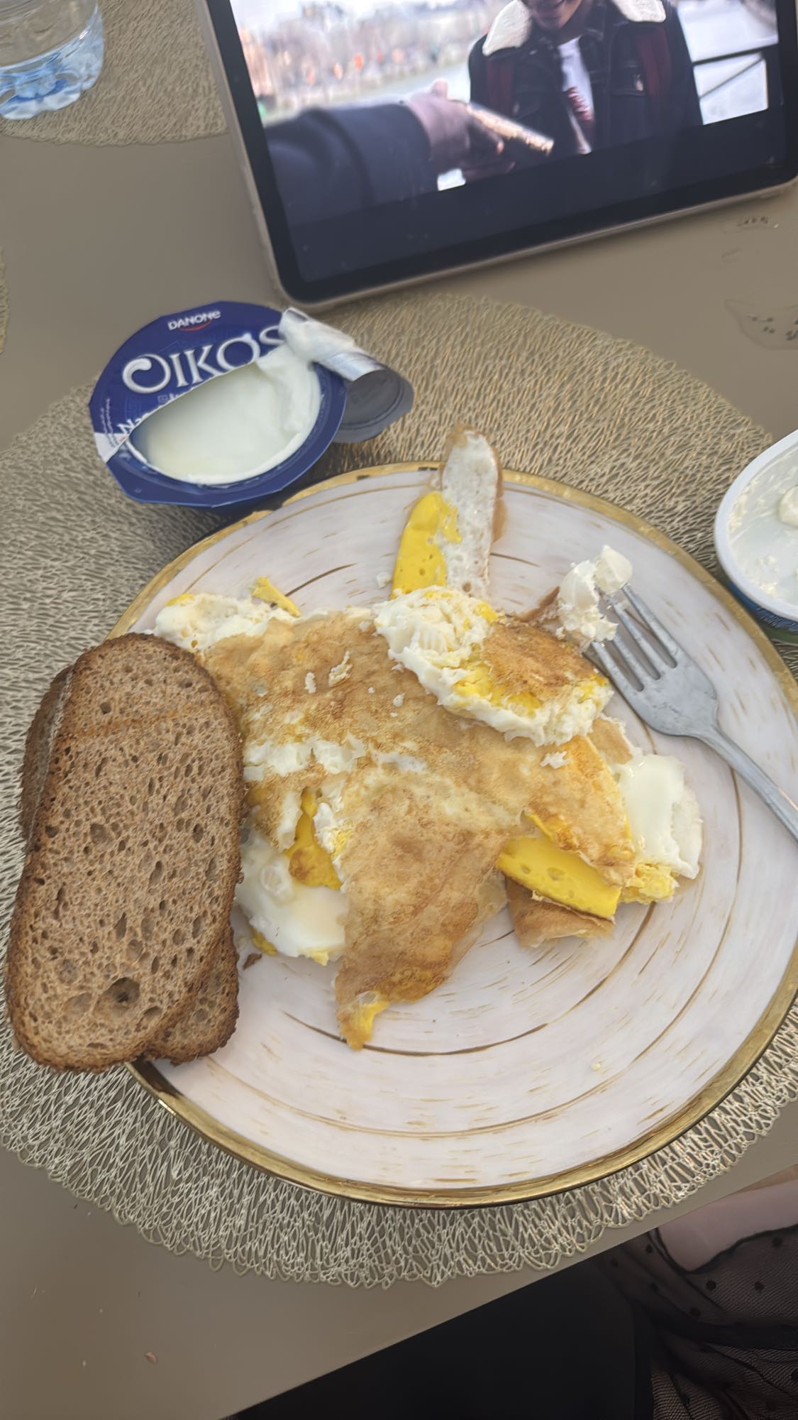 яичница с хлебом и йогуртом