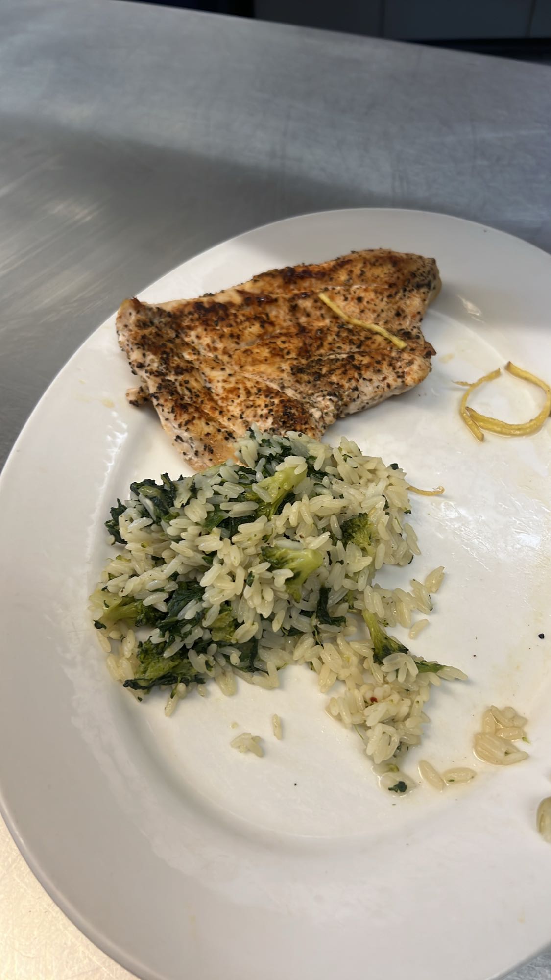 Gegrilltes Hähnchen mit Reis