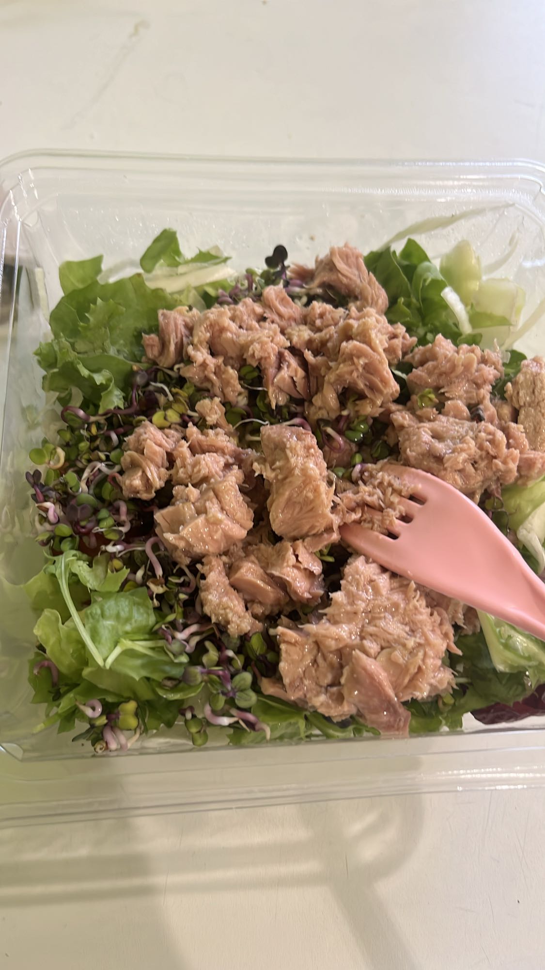 Salată cu ton și verdețuri