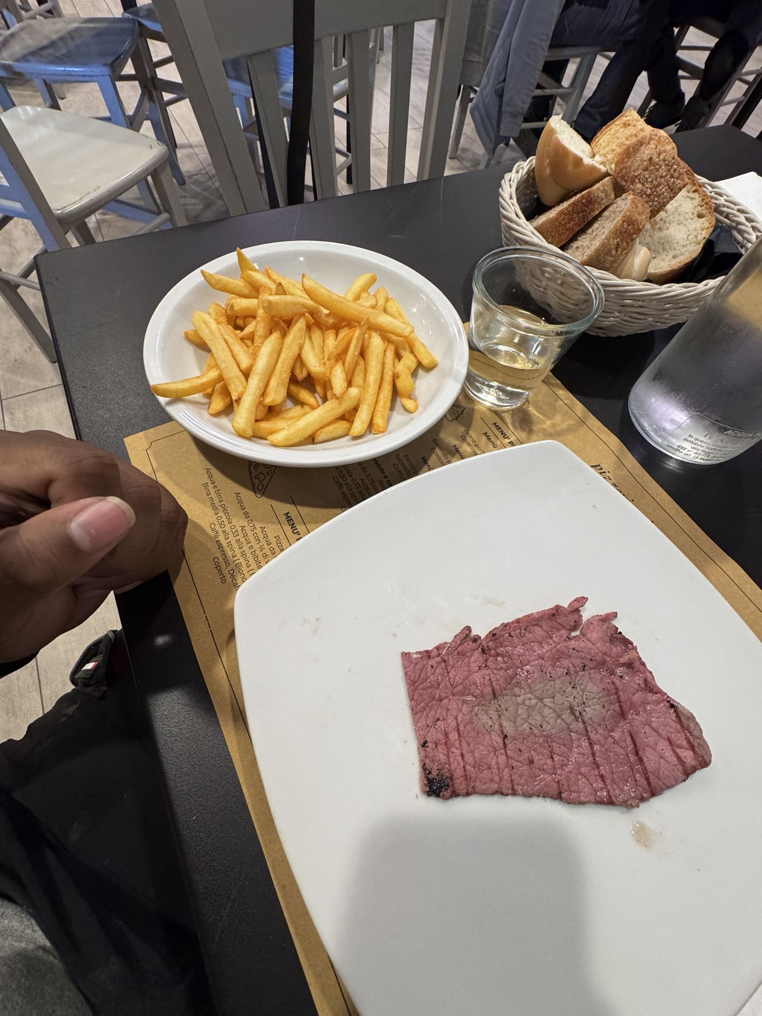 Bistecca con patatine e pane