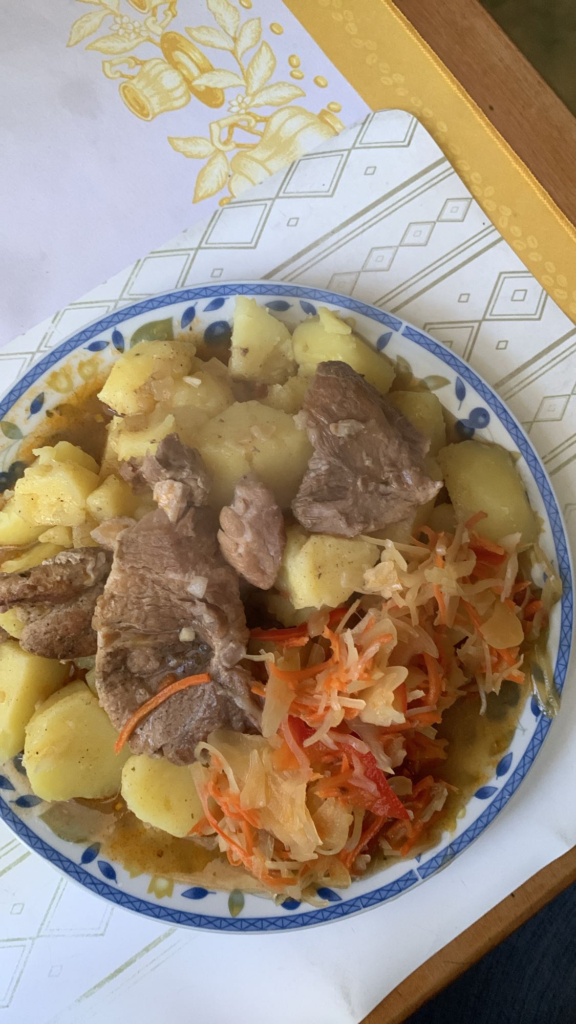 Gulasz z ziemniakami i surówką