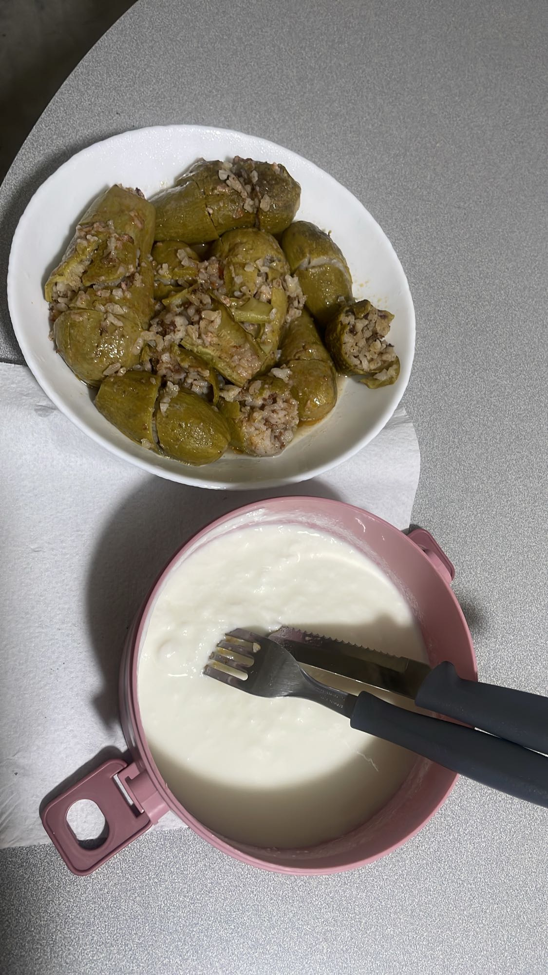 Stuffed zucchini with yogurt