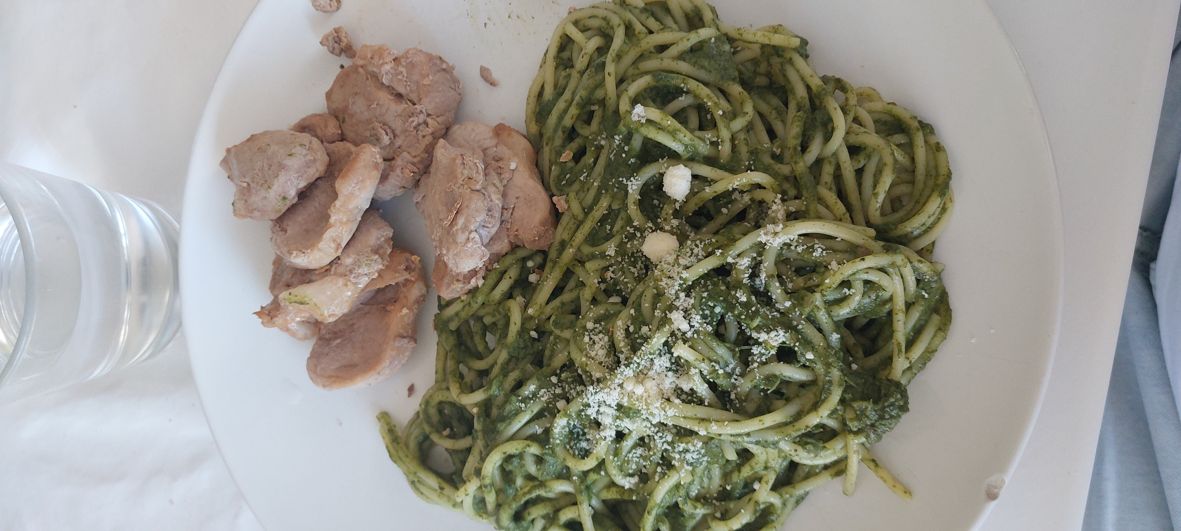 Espaguetis con pesto y cerdo
