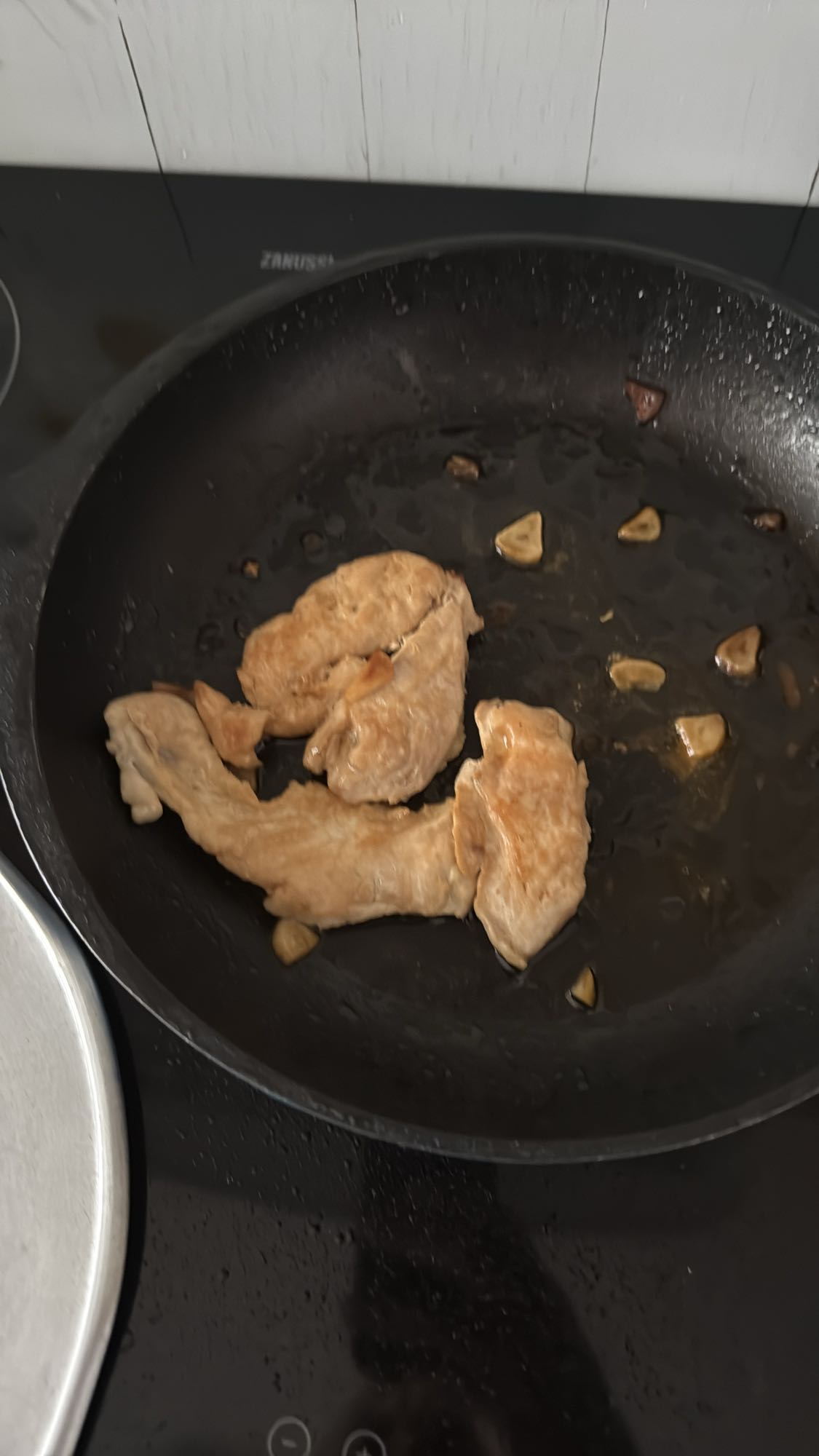 Pollo con ajo salteado