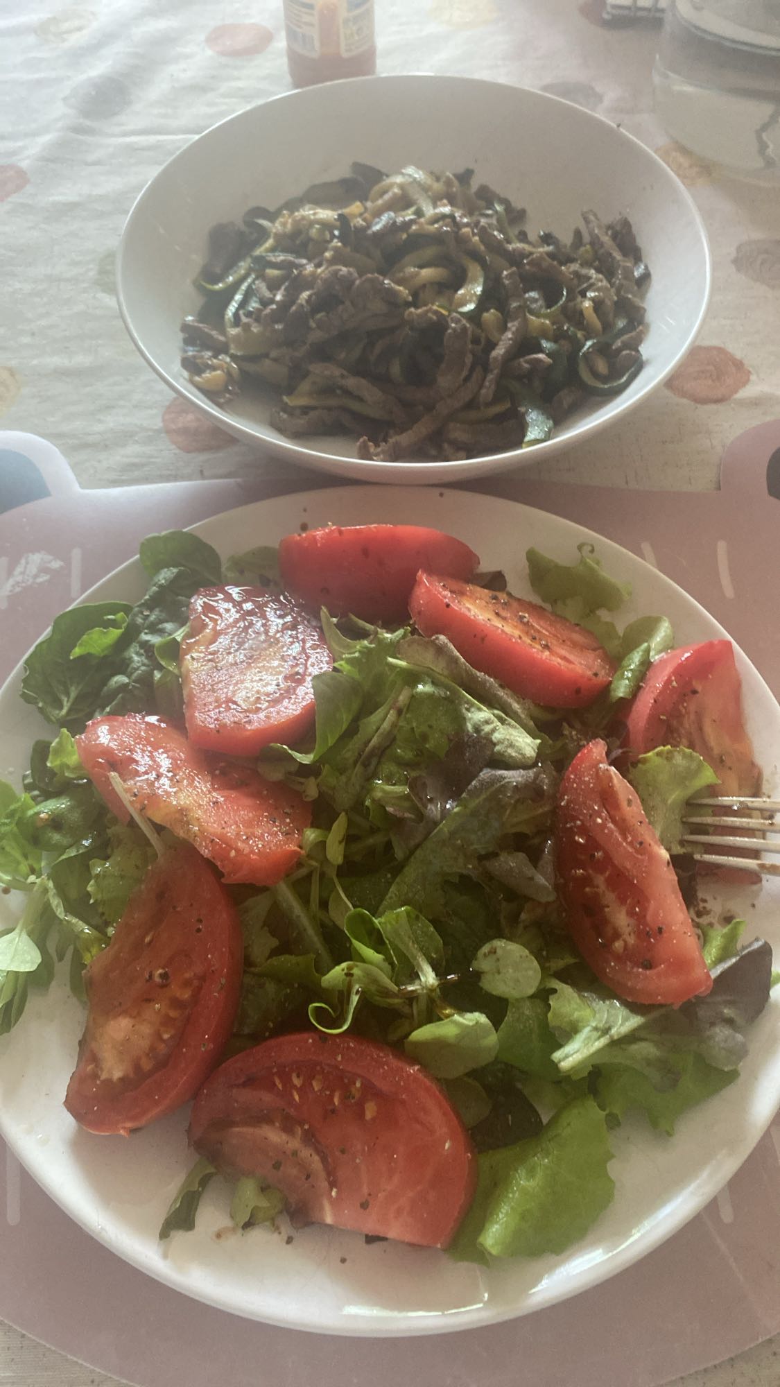 Ensalada y mitad de carne con verduras