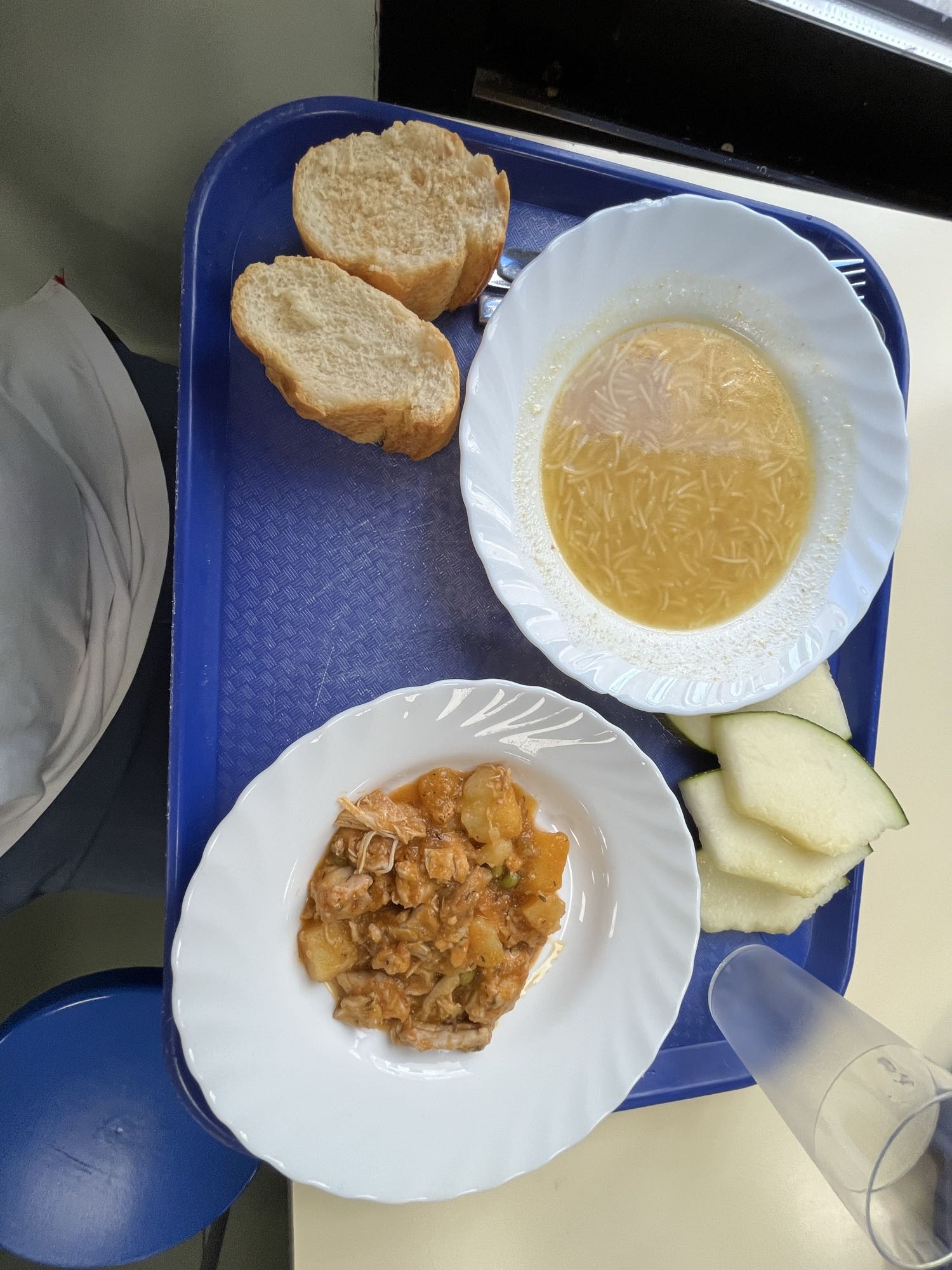 Almuerzo con sopa y pollo