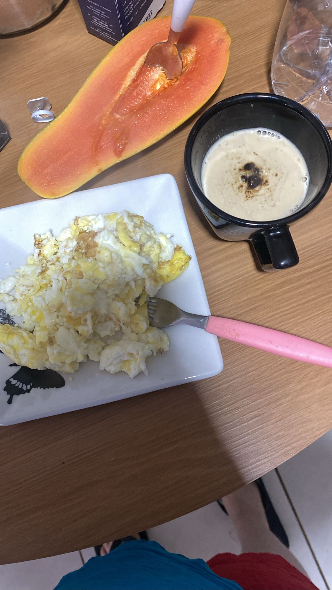 Café da manhã com ovos e mamão