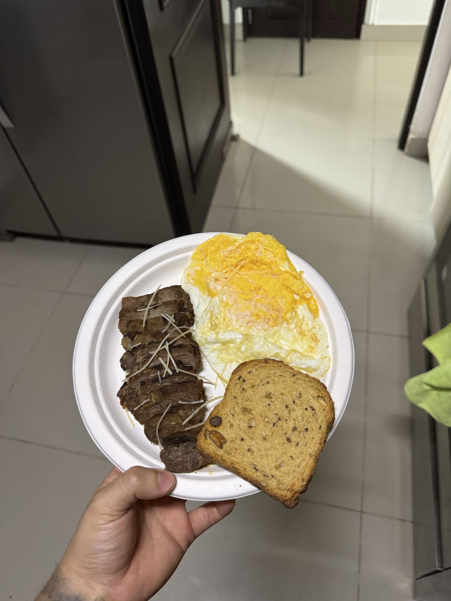 Desayuno con carne y huevo