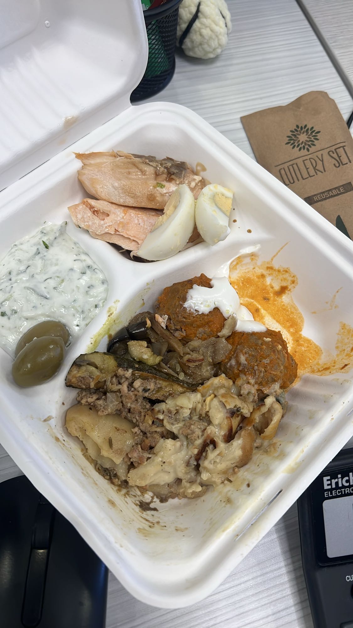 обед с лососем и мусакой