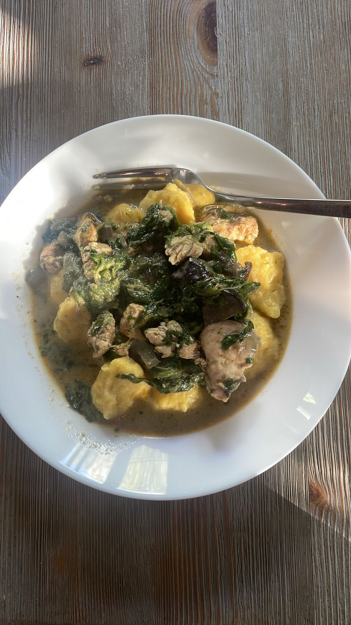 kluski z dyni piżmowej z indykiem i warzywami