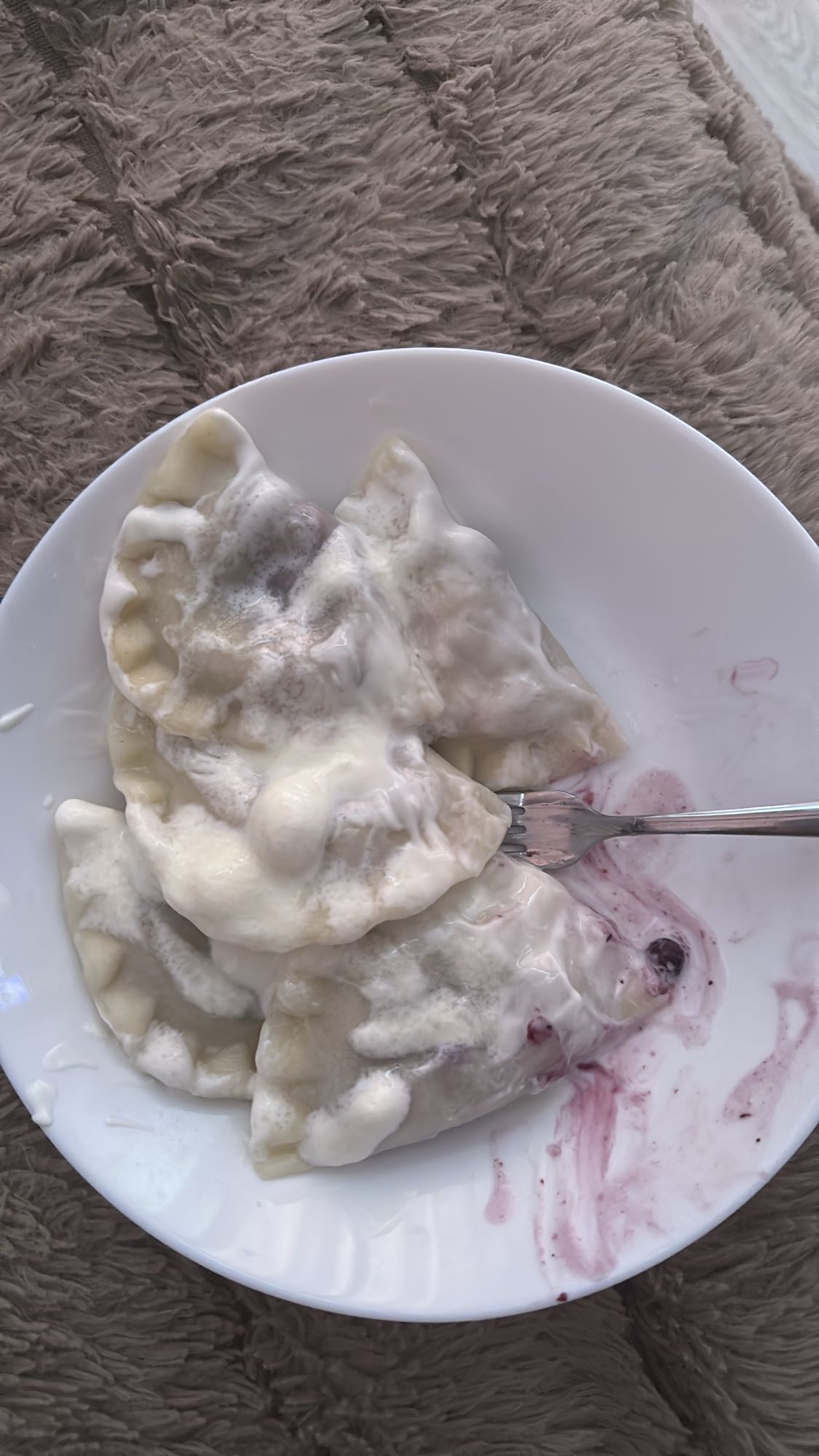 Pierogi z owocami i śmietaną