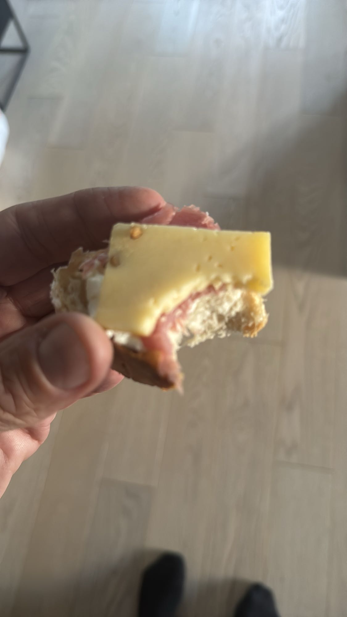 kanapka z serem i szynką