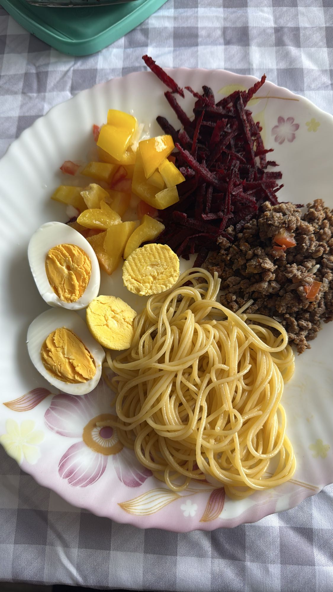 Prato colorido com carne e ovo