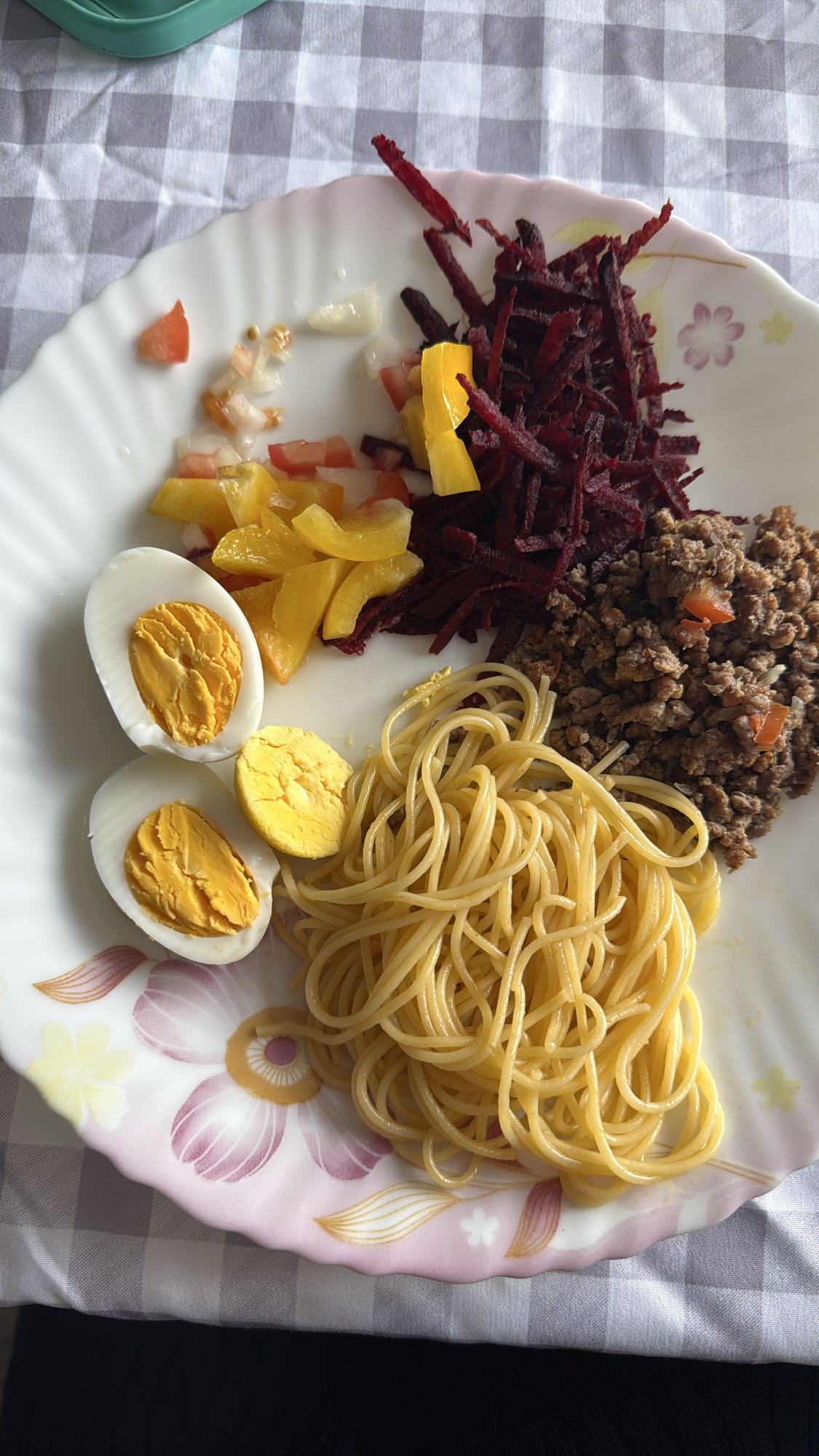 Prato variado com carne e ovo