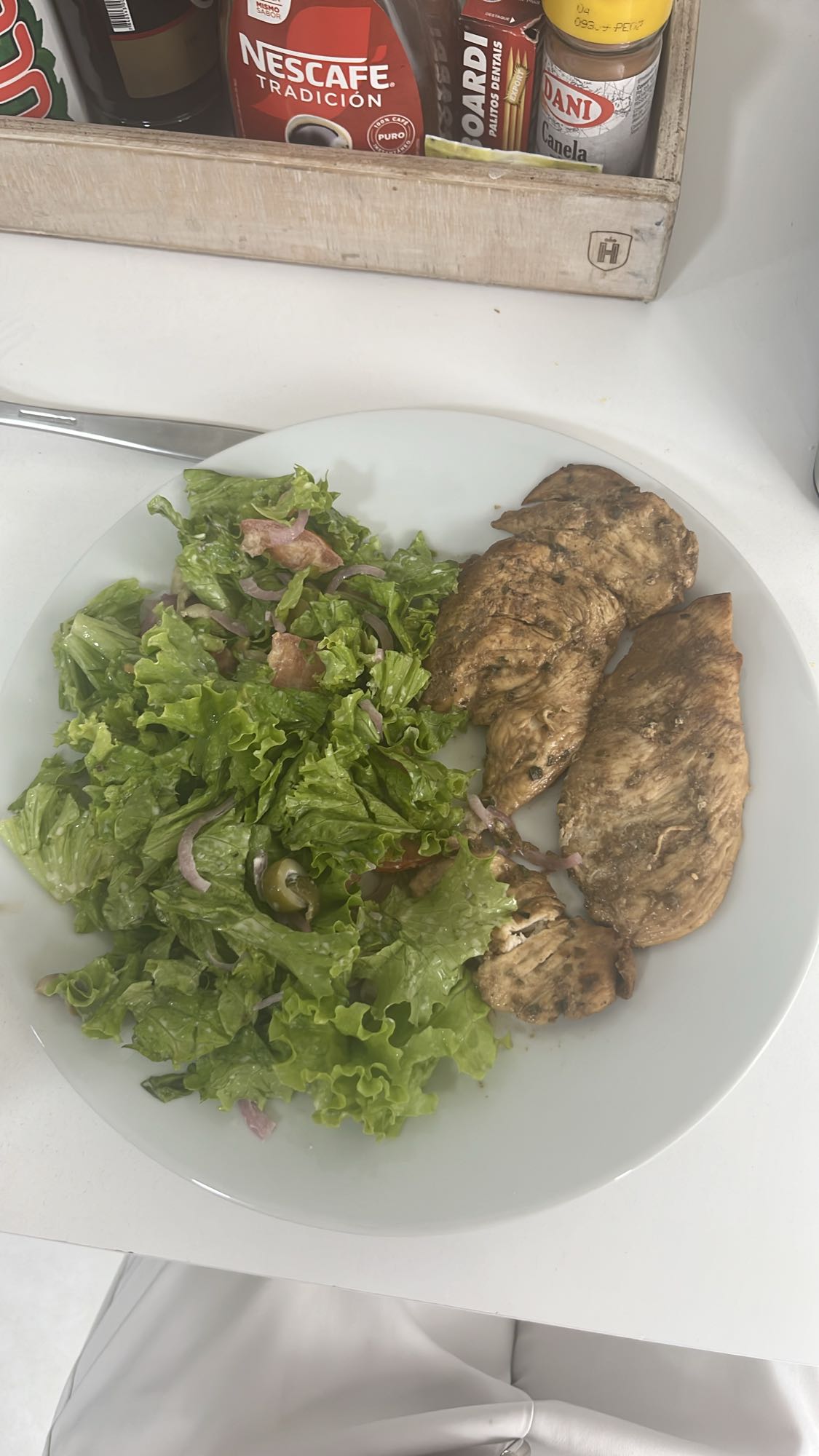 Pollo a la plancha con ensalada