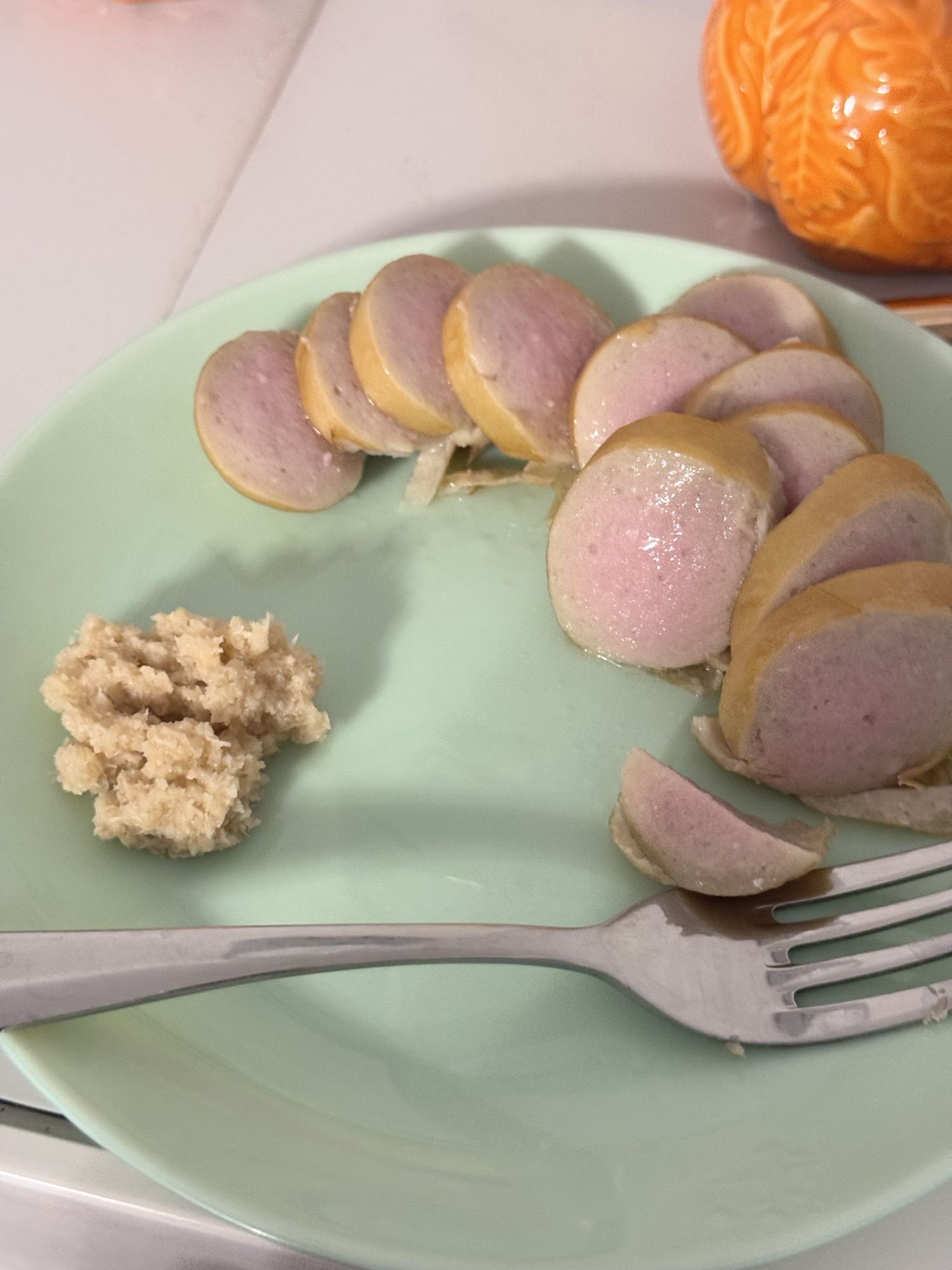 Варёная колбаса с хреном