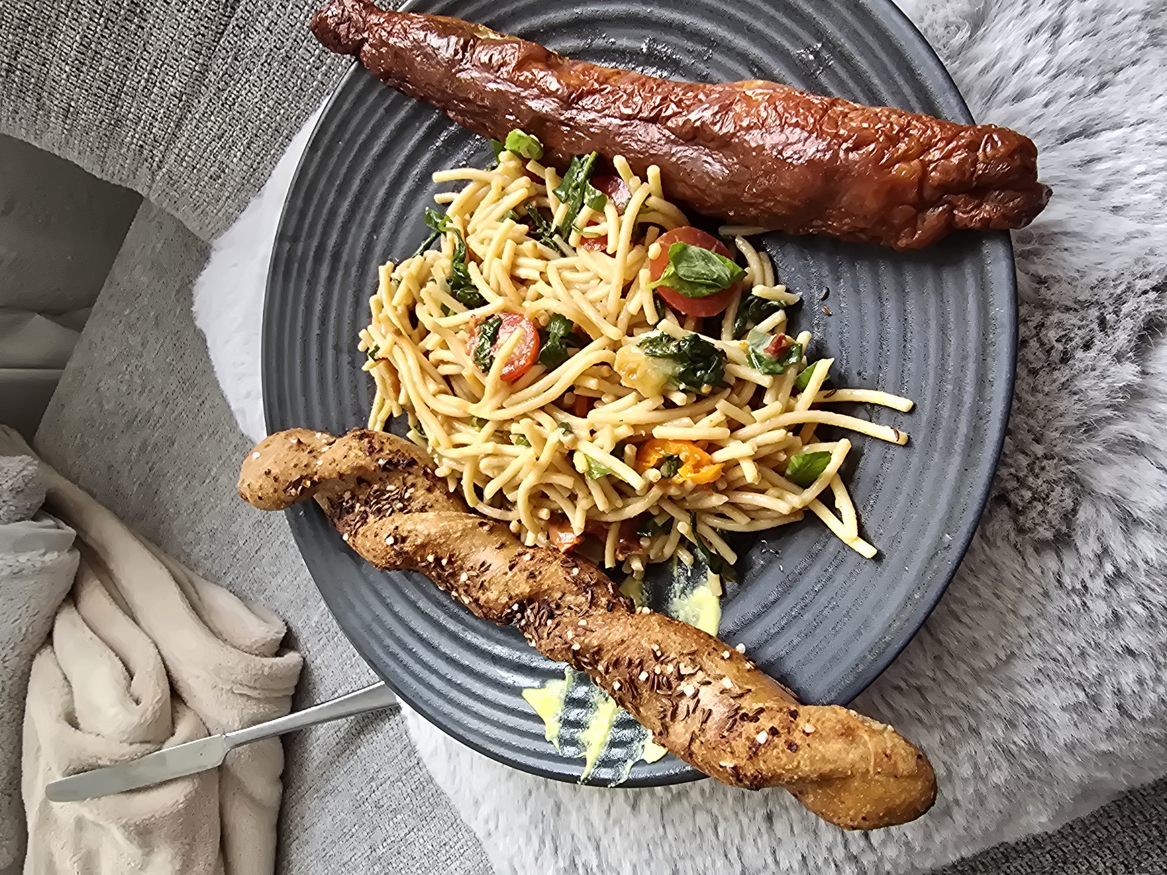 Spaghetti mit Wurst und Brotstange