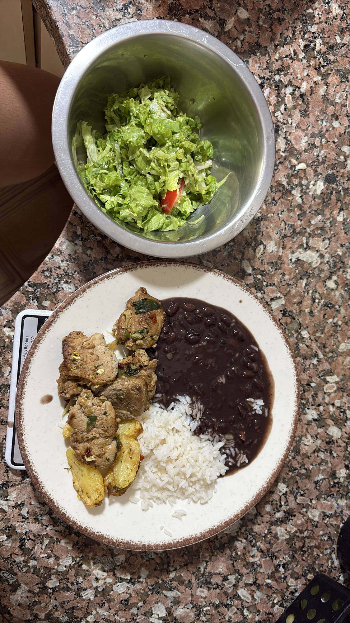 Carne, arroz, feijão e salada