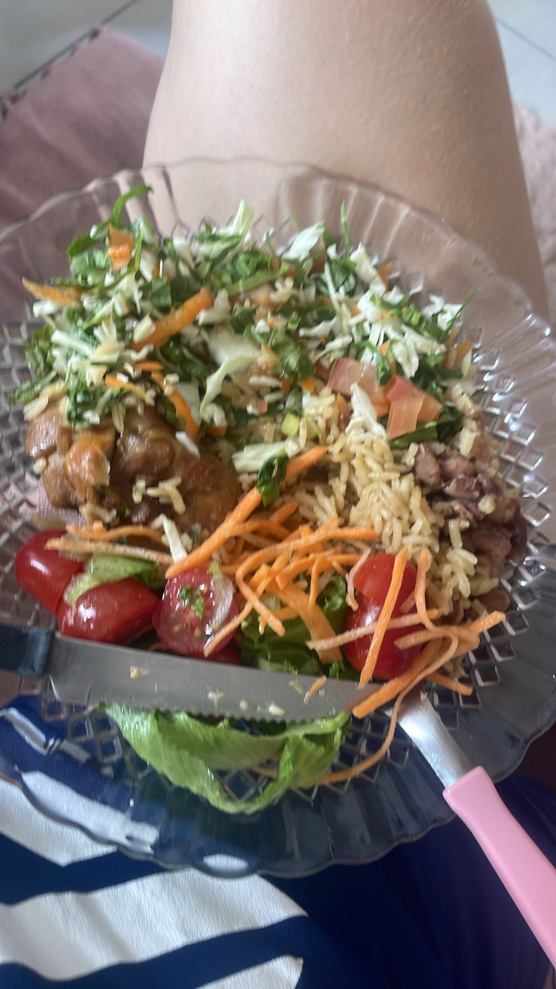 Arroz, frango e salada