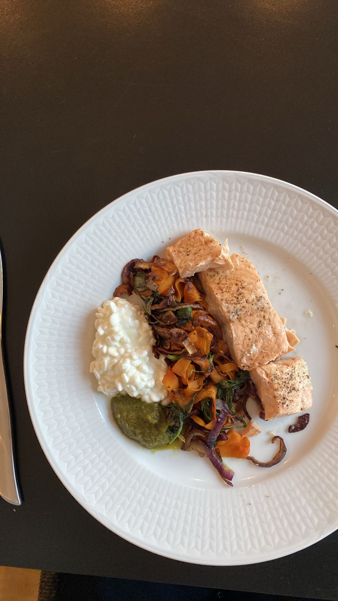 Lax med grönsaker och keso