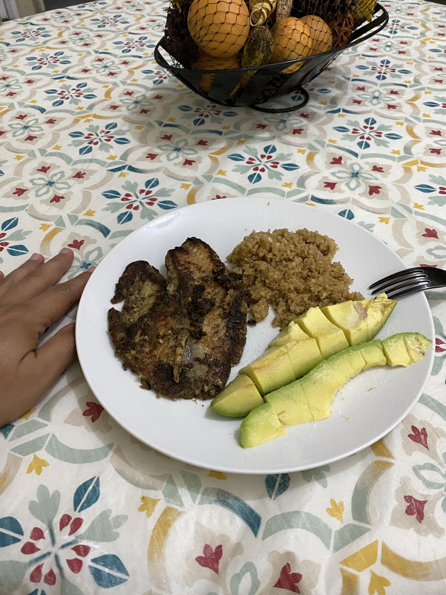 Pescado con quinoa y aguacate