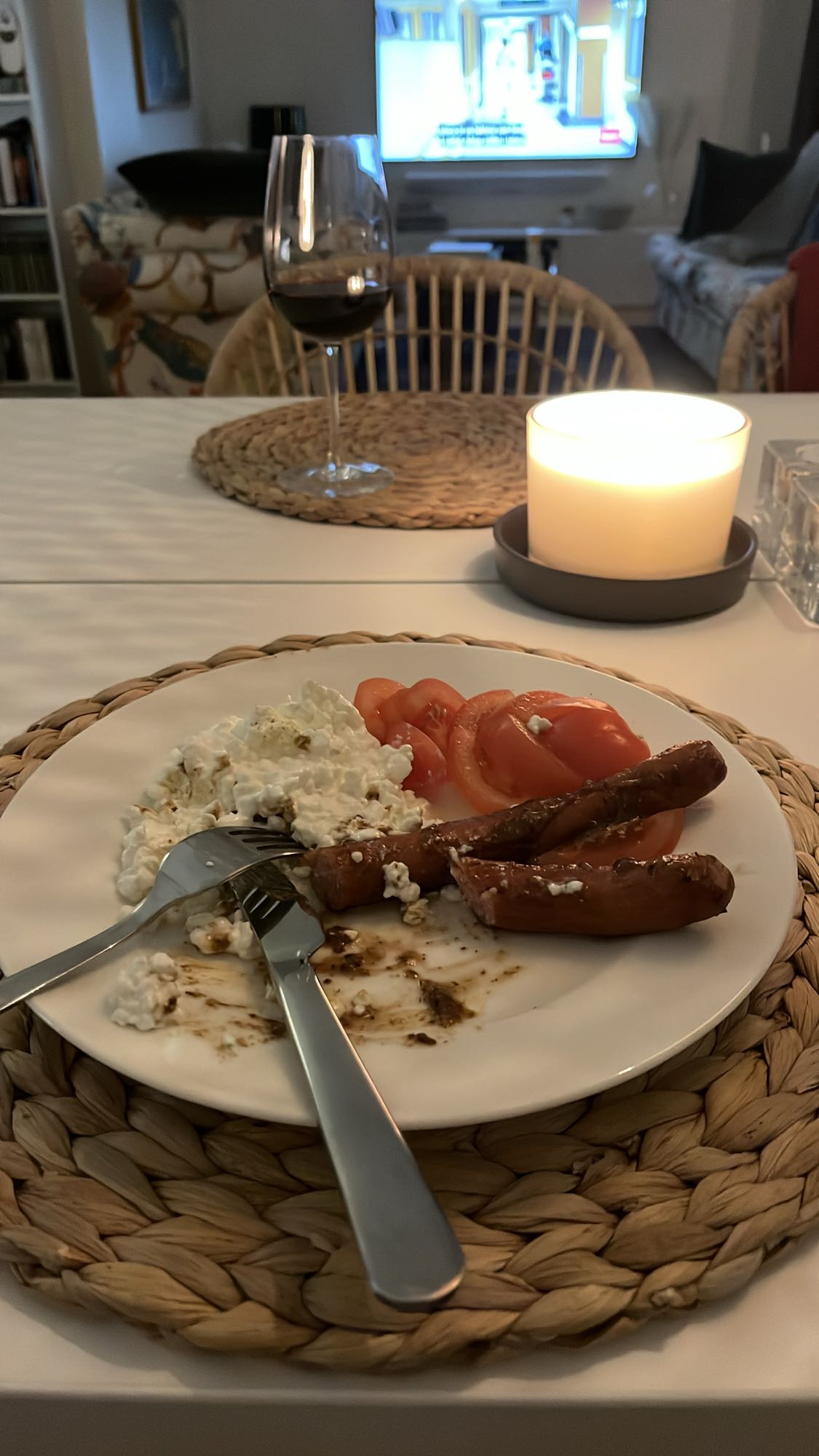 Korv med keso och tomat