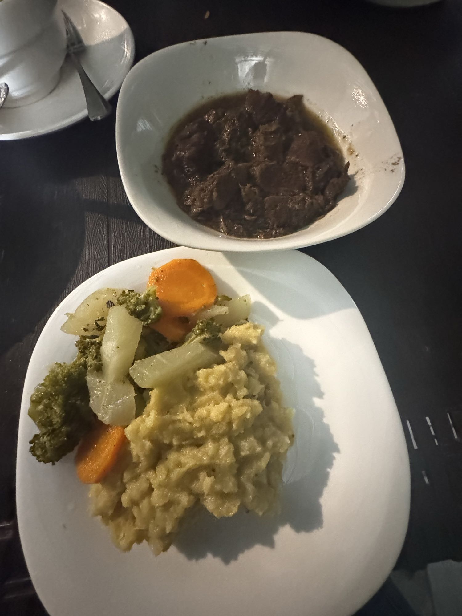 Carne con puré y verduras