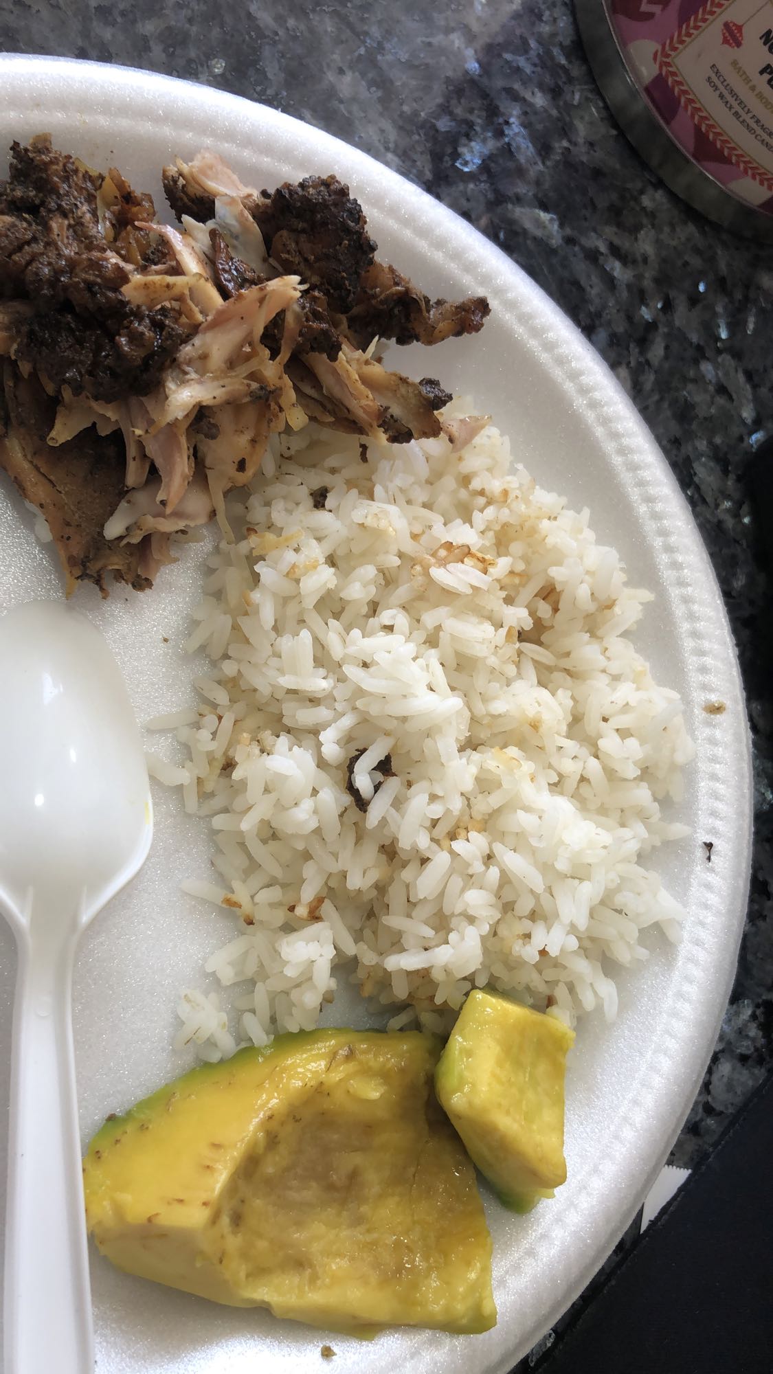 pollo, arroz y aguacate