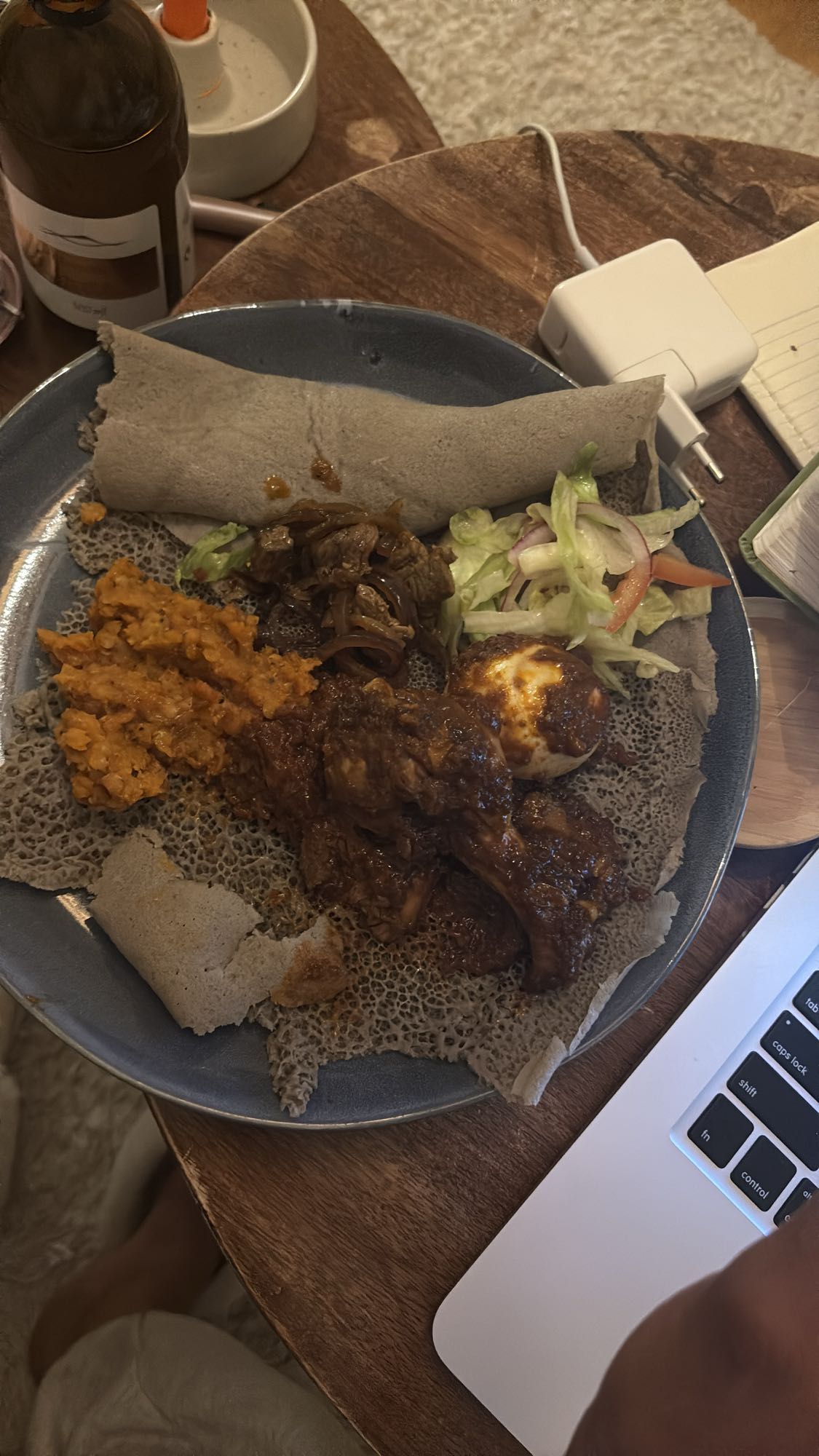 Injera med grytor och sallad