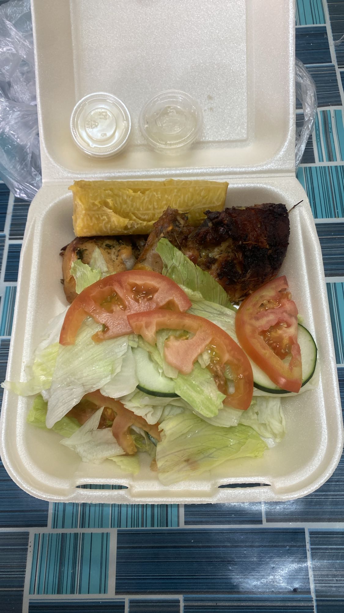 Pollo con ensalada y yuca