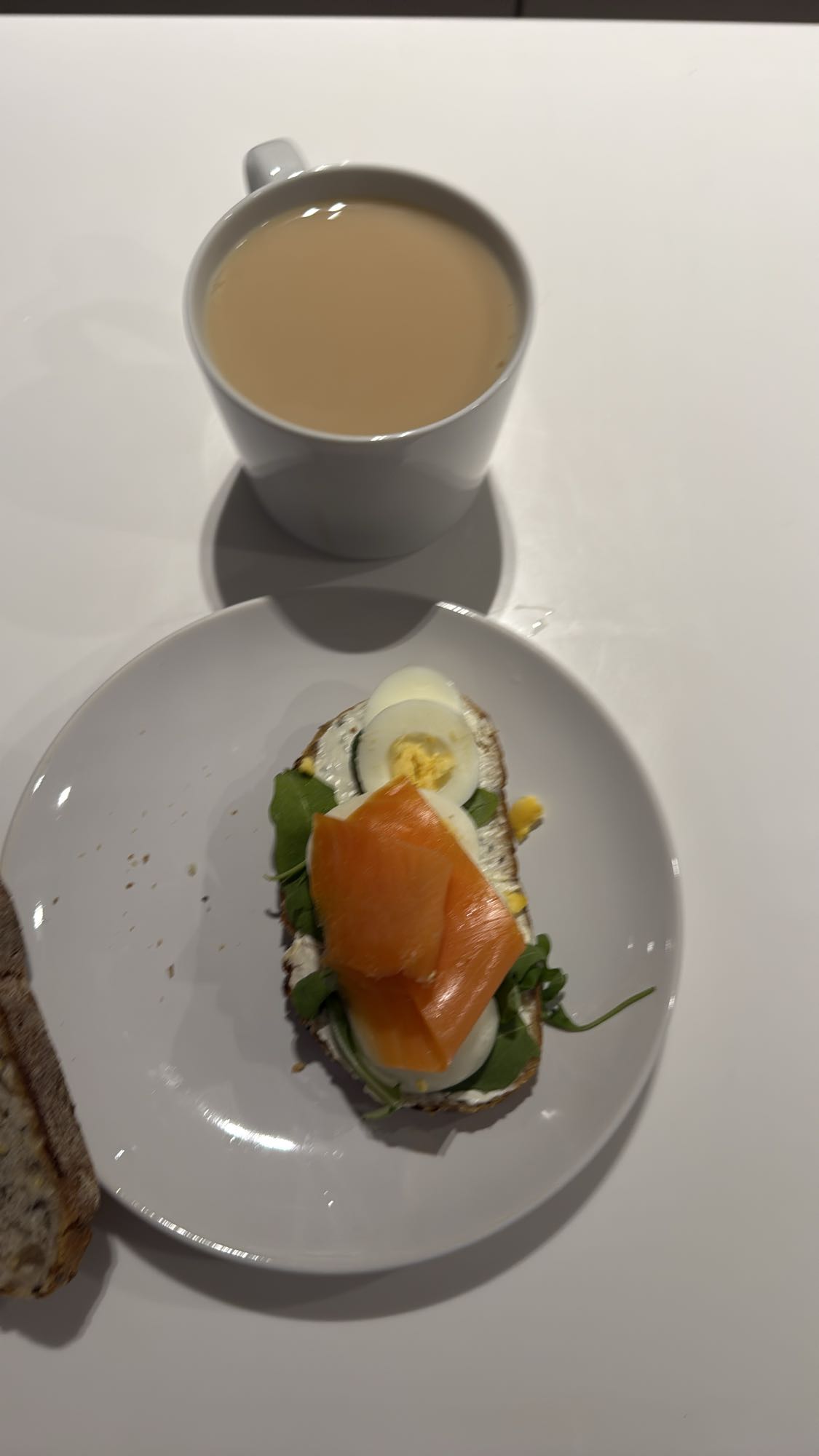 бутерброд с лососем и яйцом