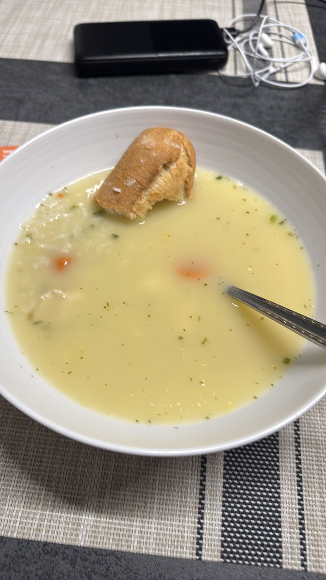 Tavuklu çorba ve ekmek