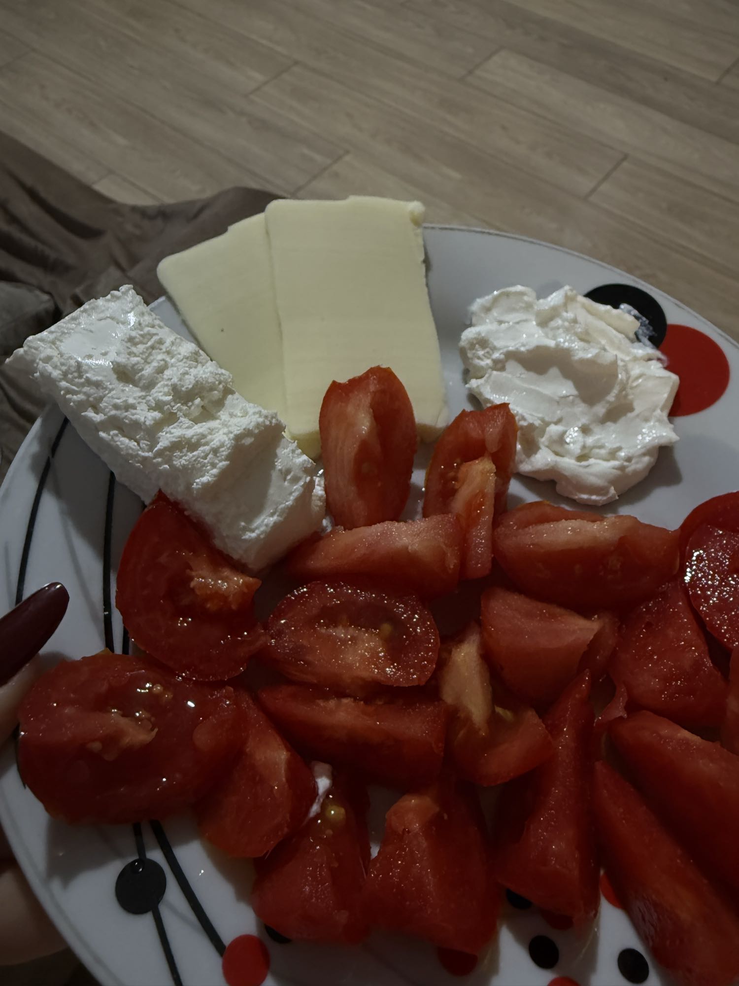 Peynirli Domates Tabağı