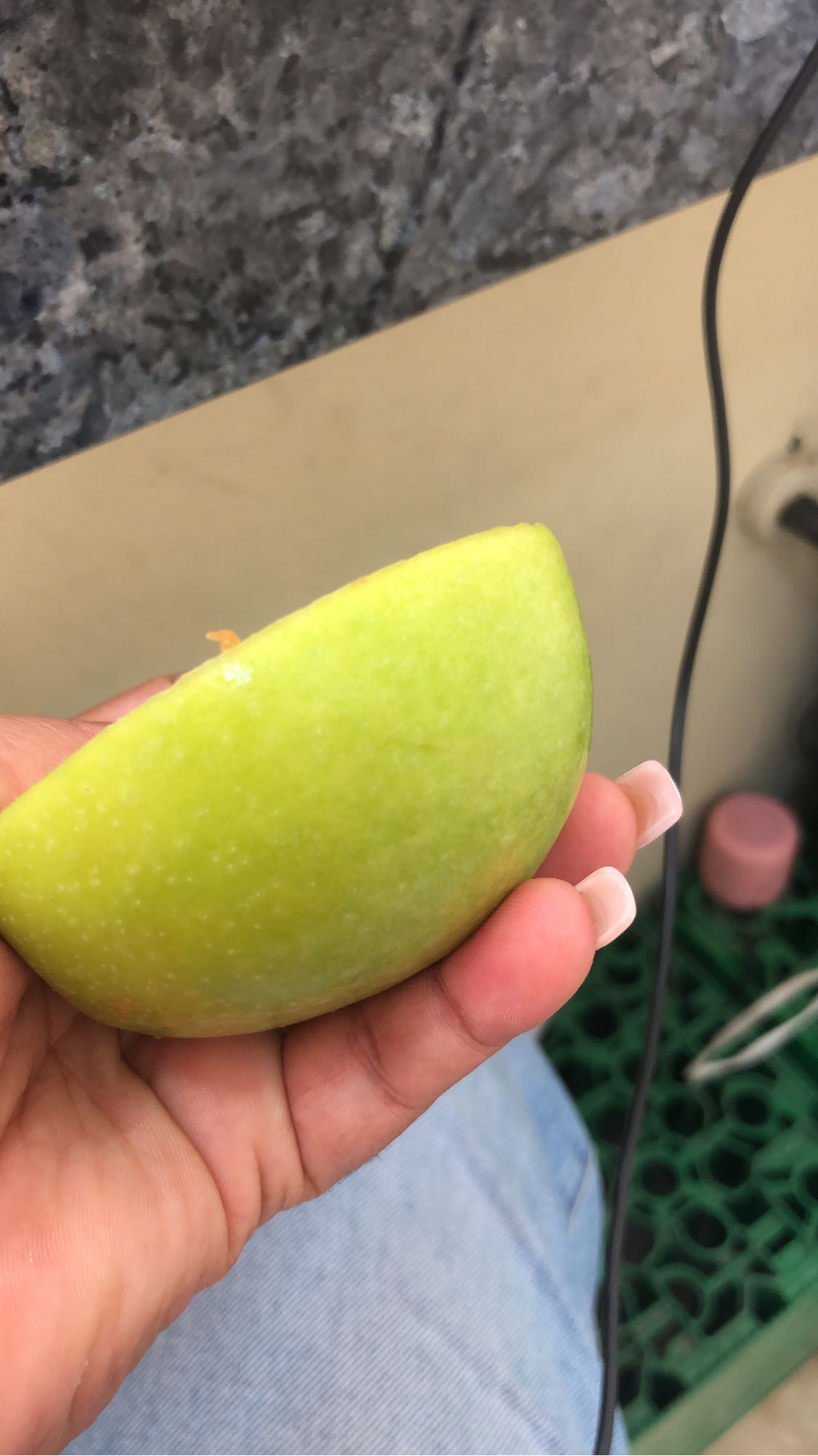 Rebanada de manzana verde