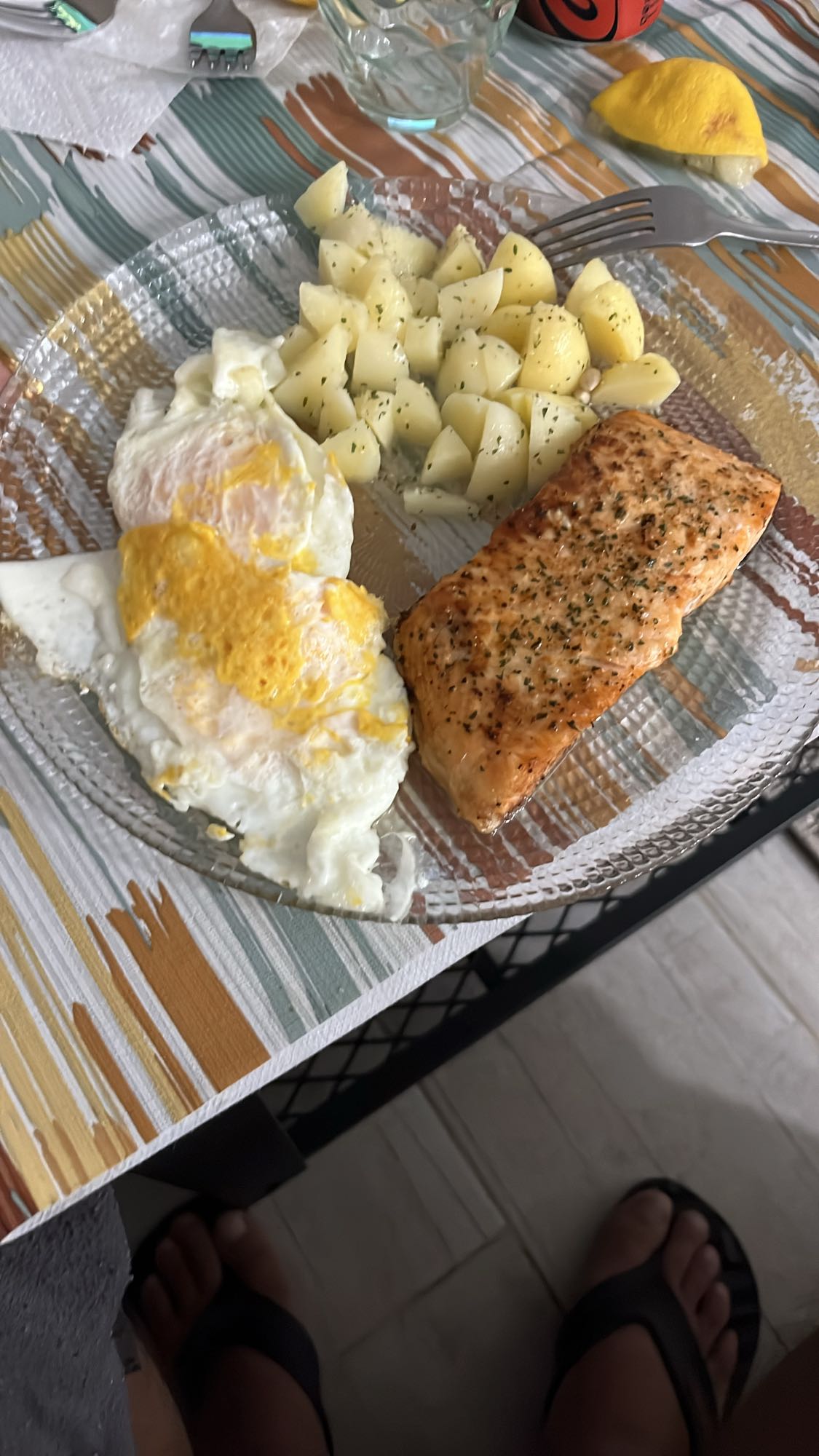 Salmón con huevo y papas