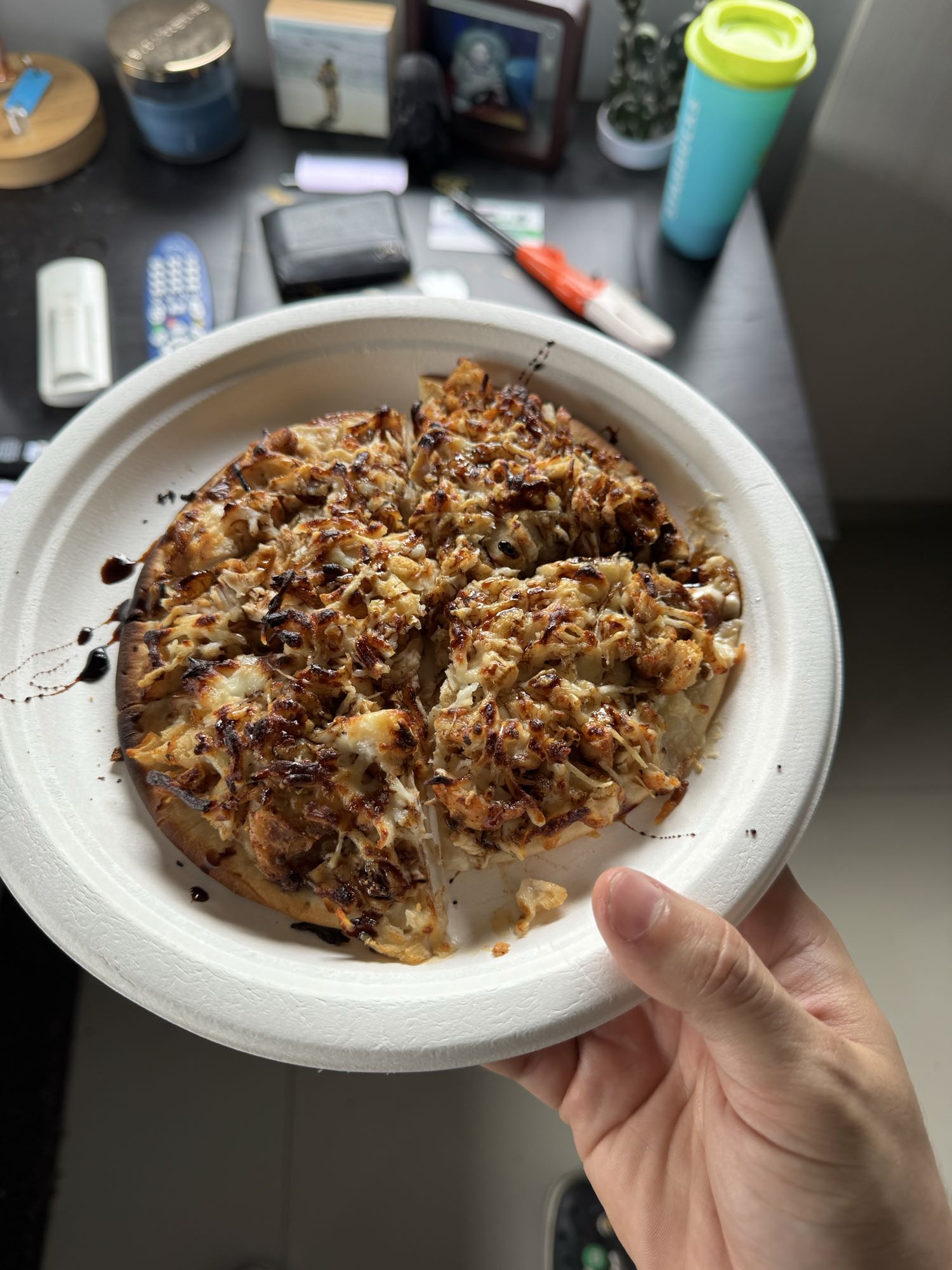 Pizza en pan pita con pollo y mozzarella