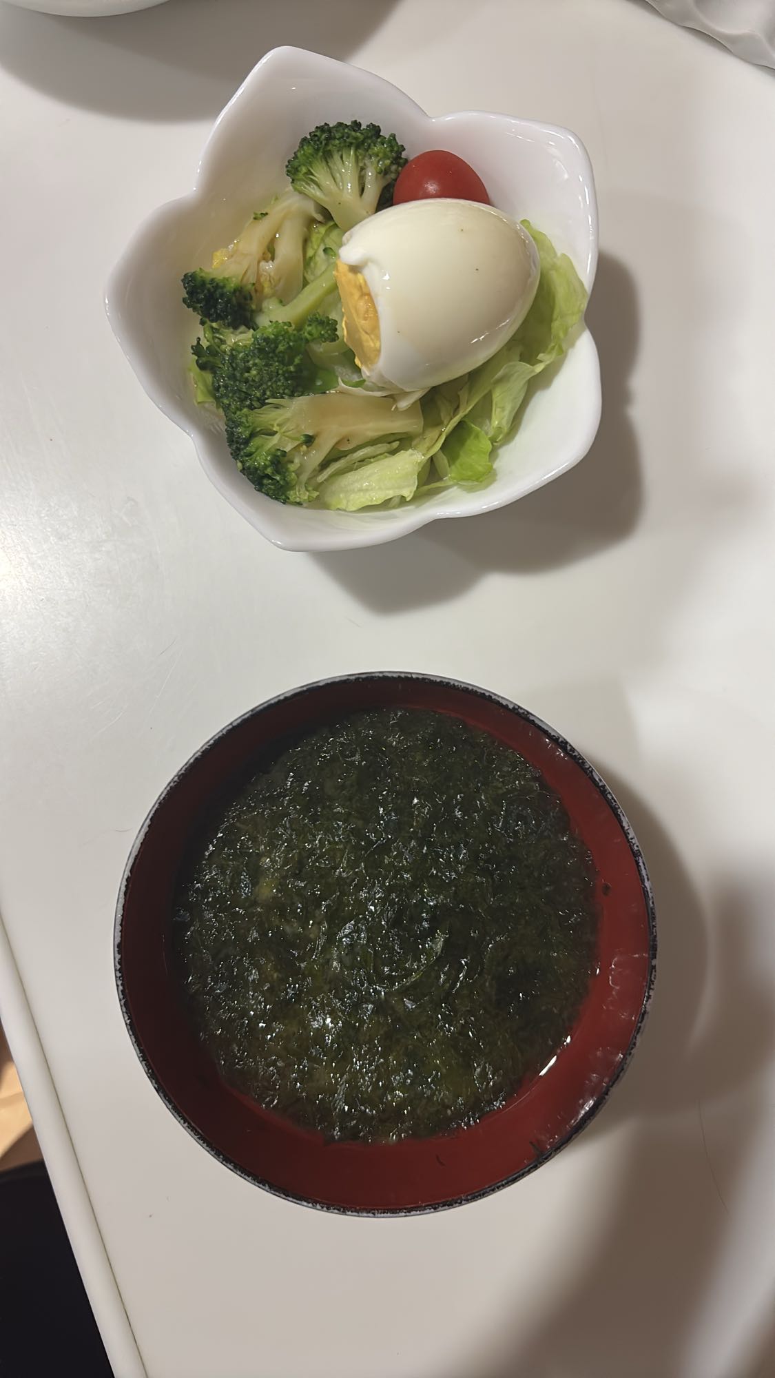 ゆで卵と海藻スープ