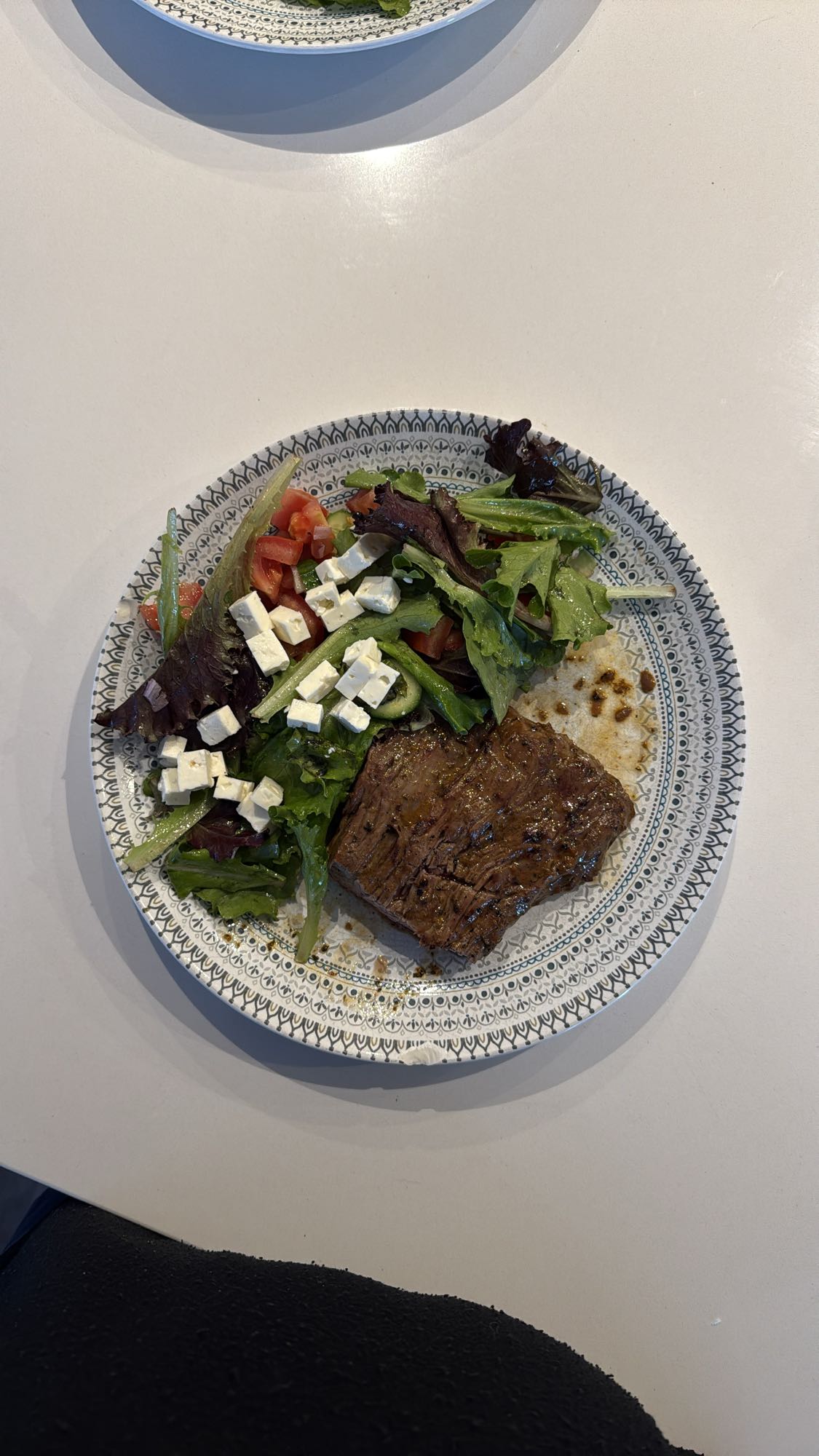 Steak et salade grecque