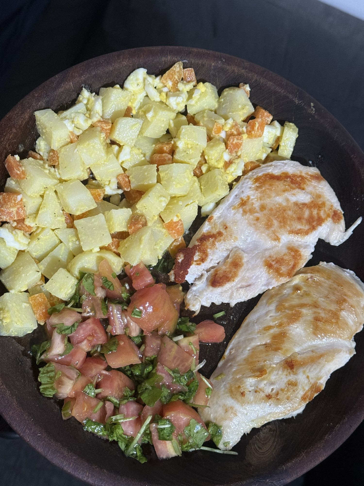 Pollo con ensalada y papas