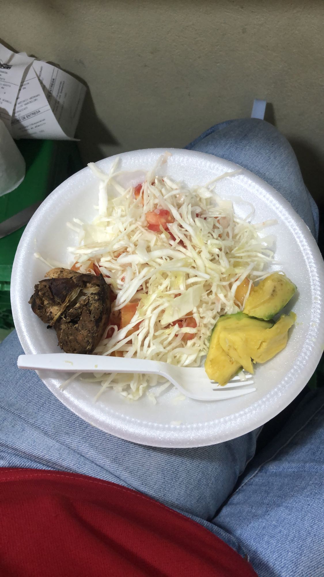 Pollo con ensalada y aguacate