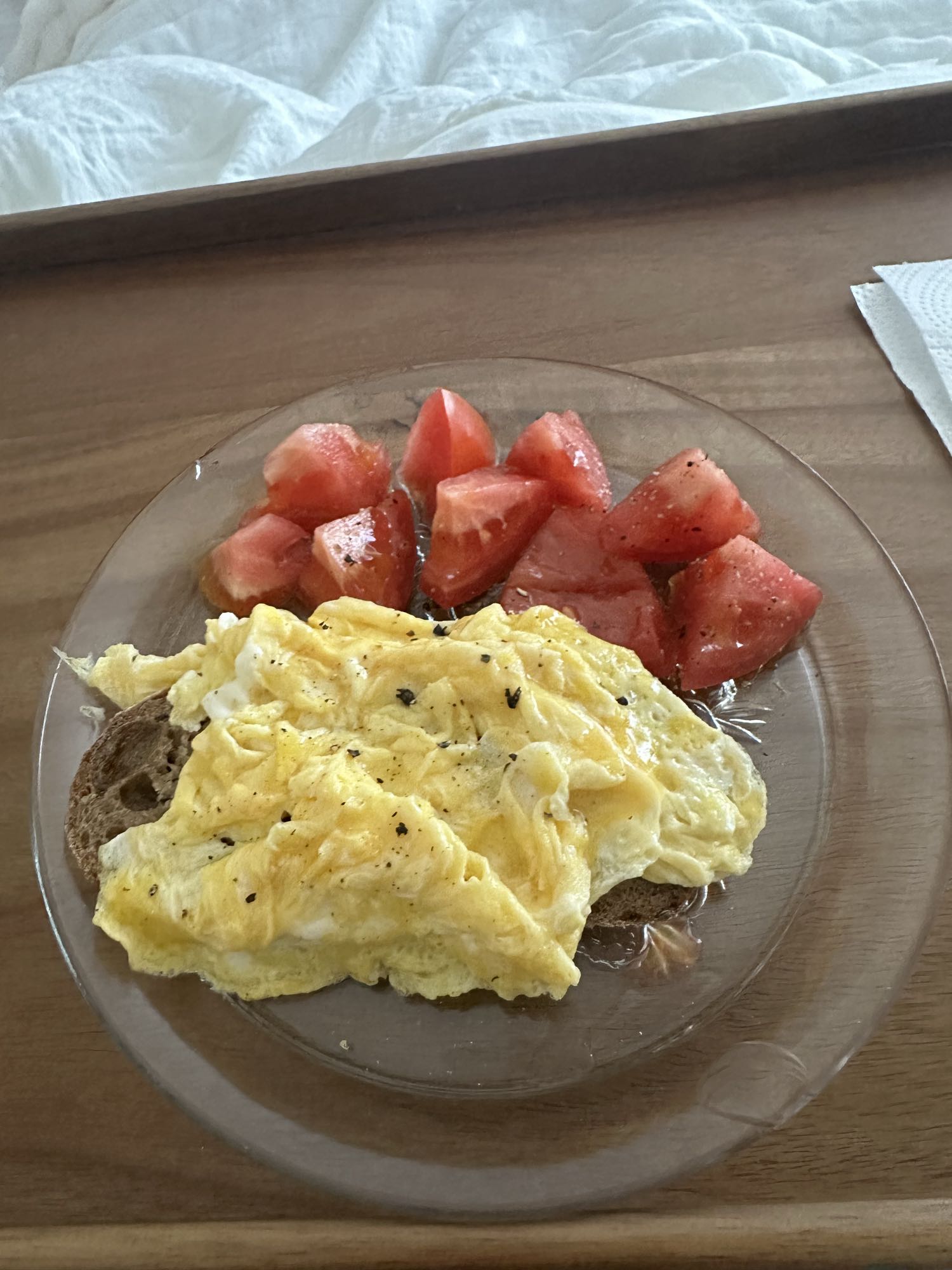 Desayuno con huevo y tomate