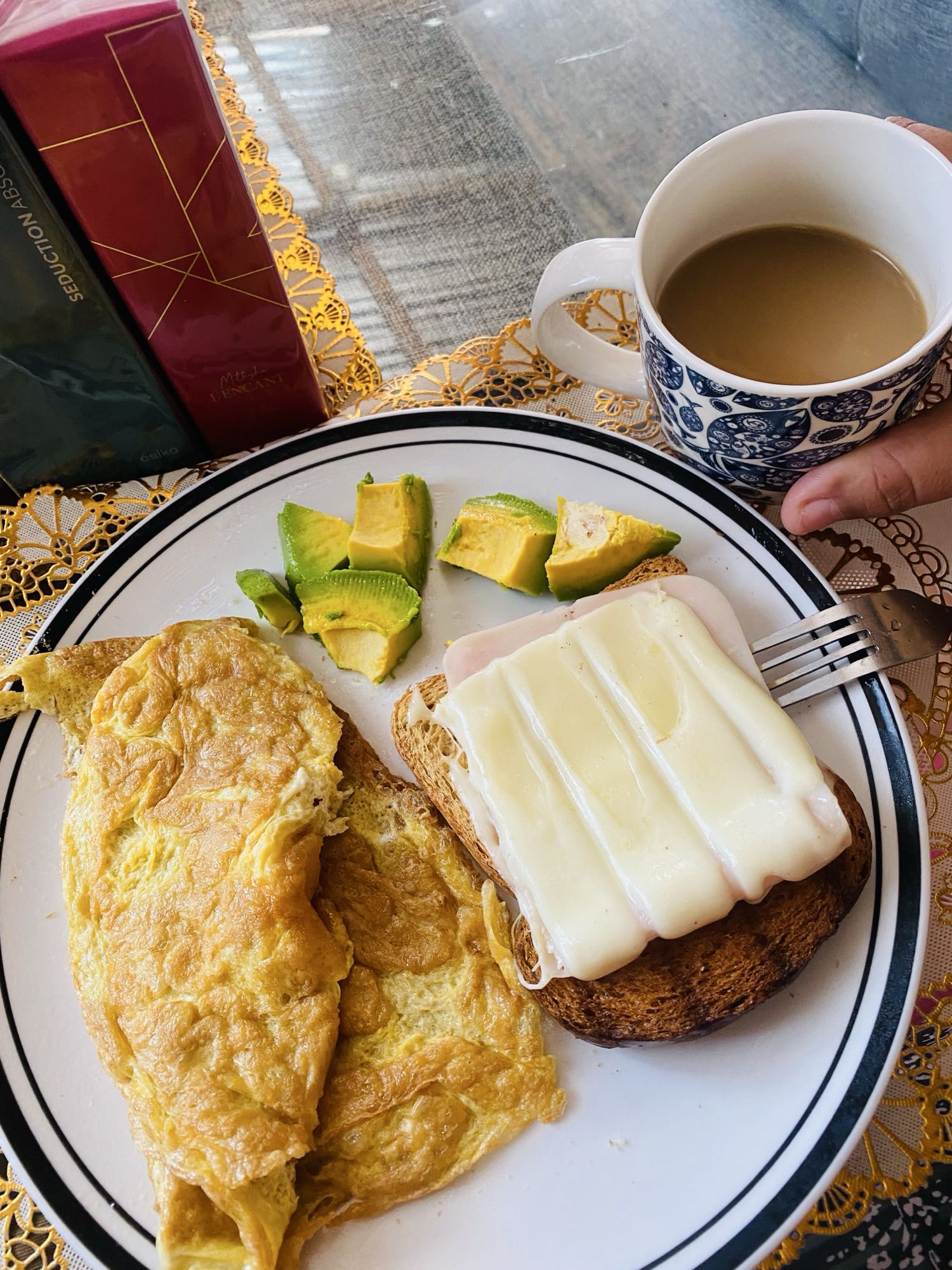 Desayuno con huevo y tostada